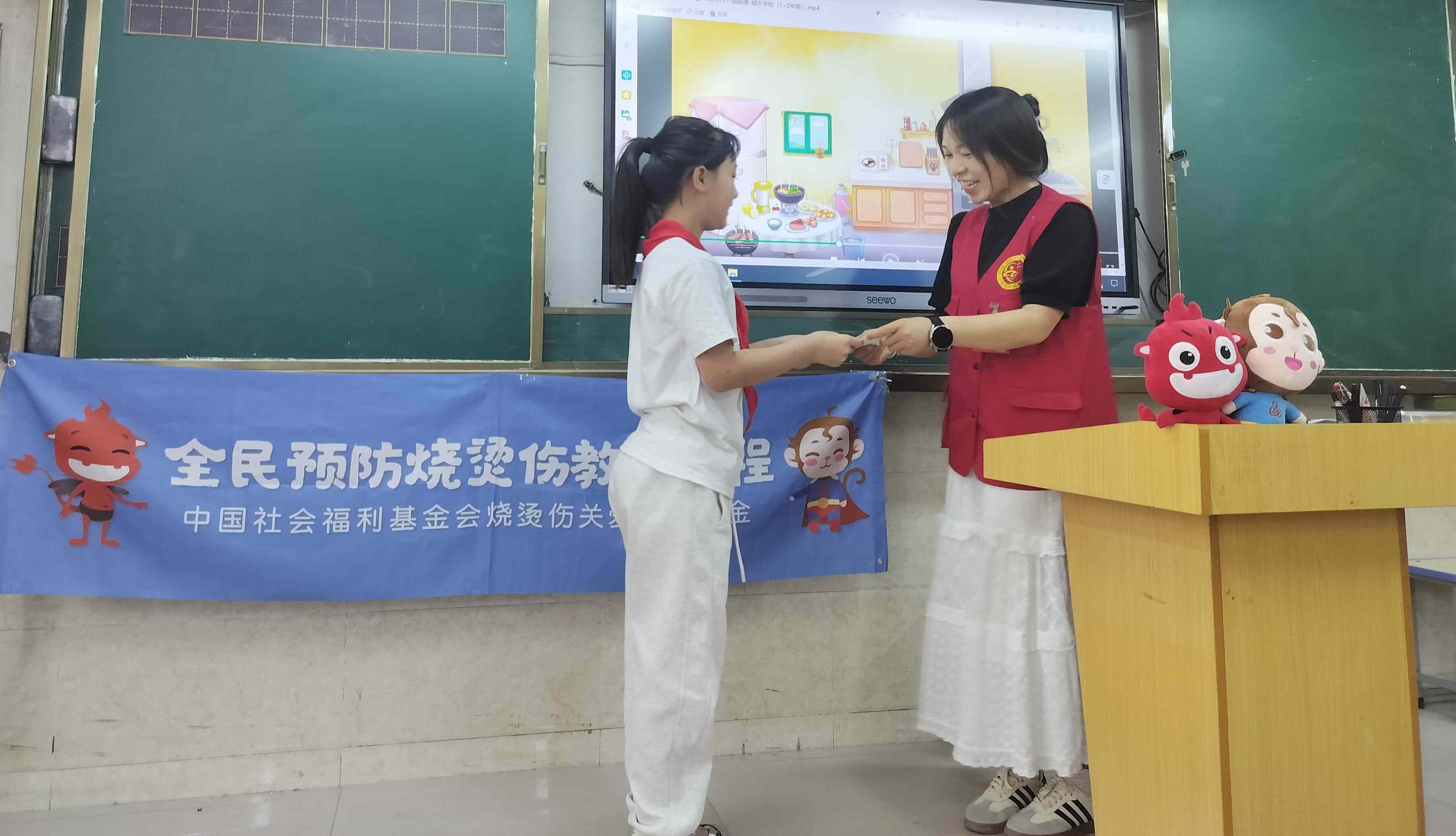 3.志愿者和孩子互动.jpg
