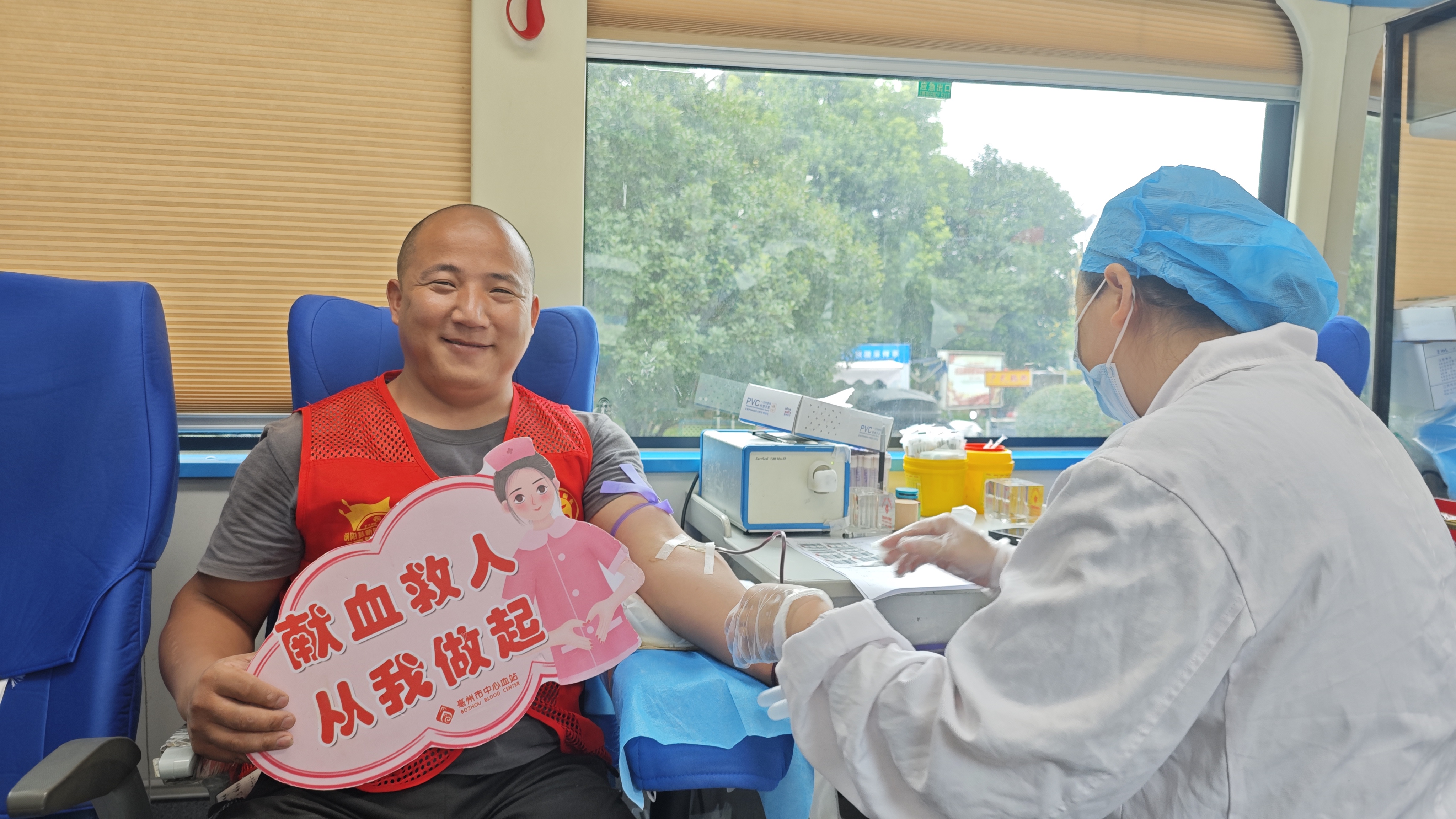 3志愿者参与无偿献血.jpg