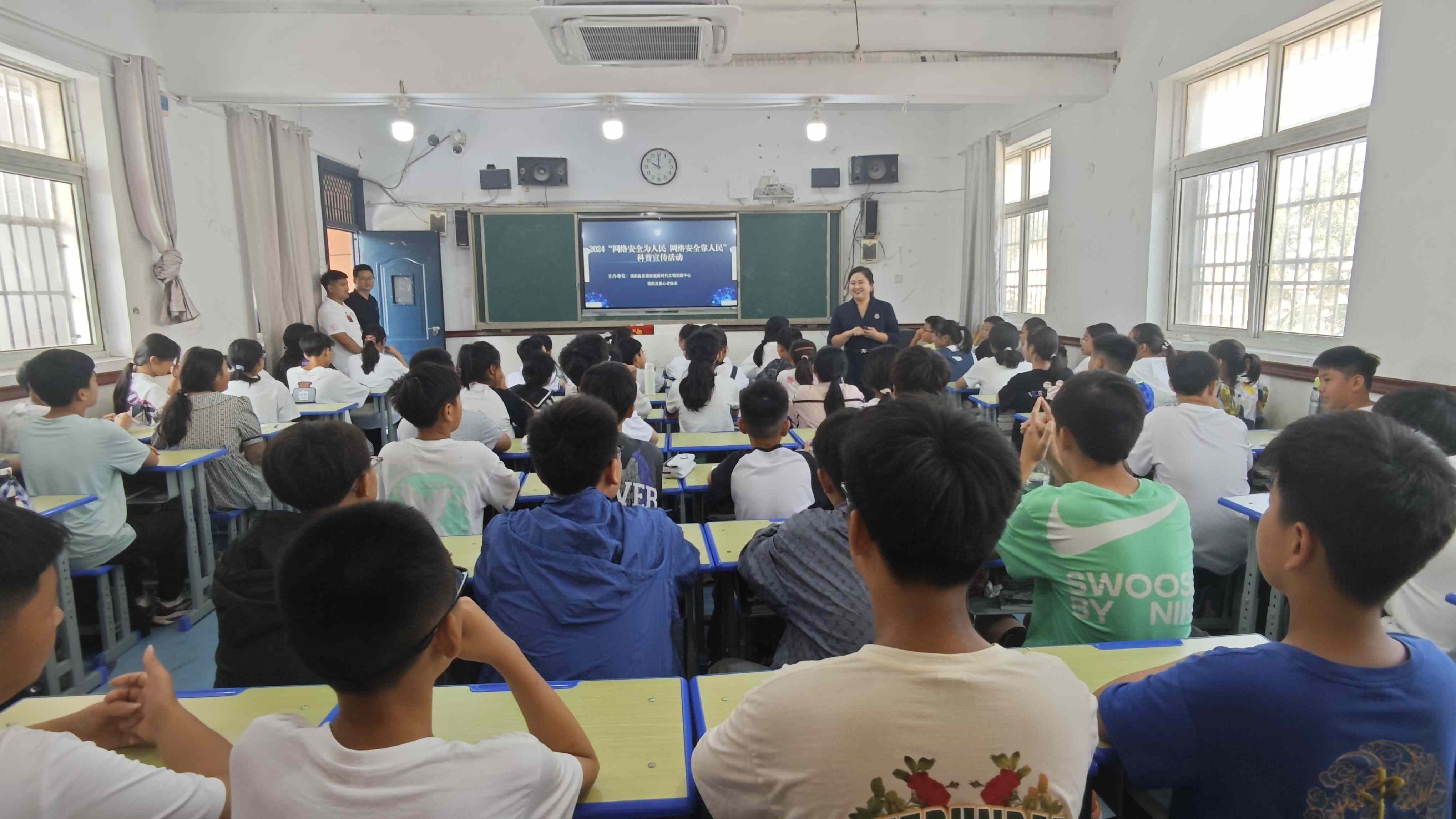 学生认真听讲.jpg