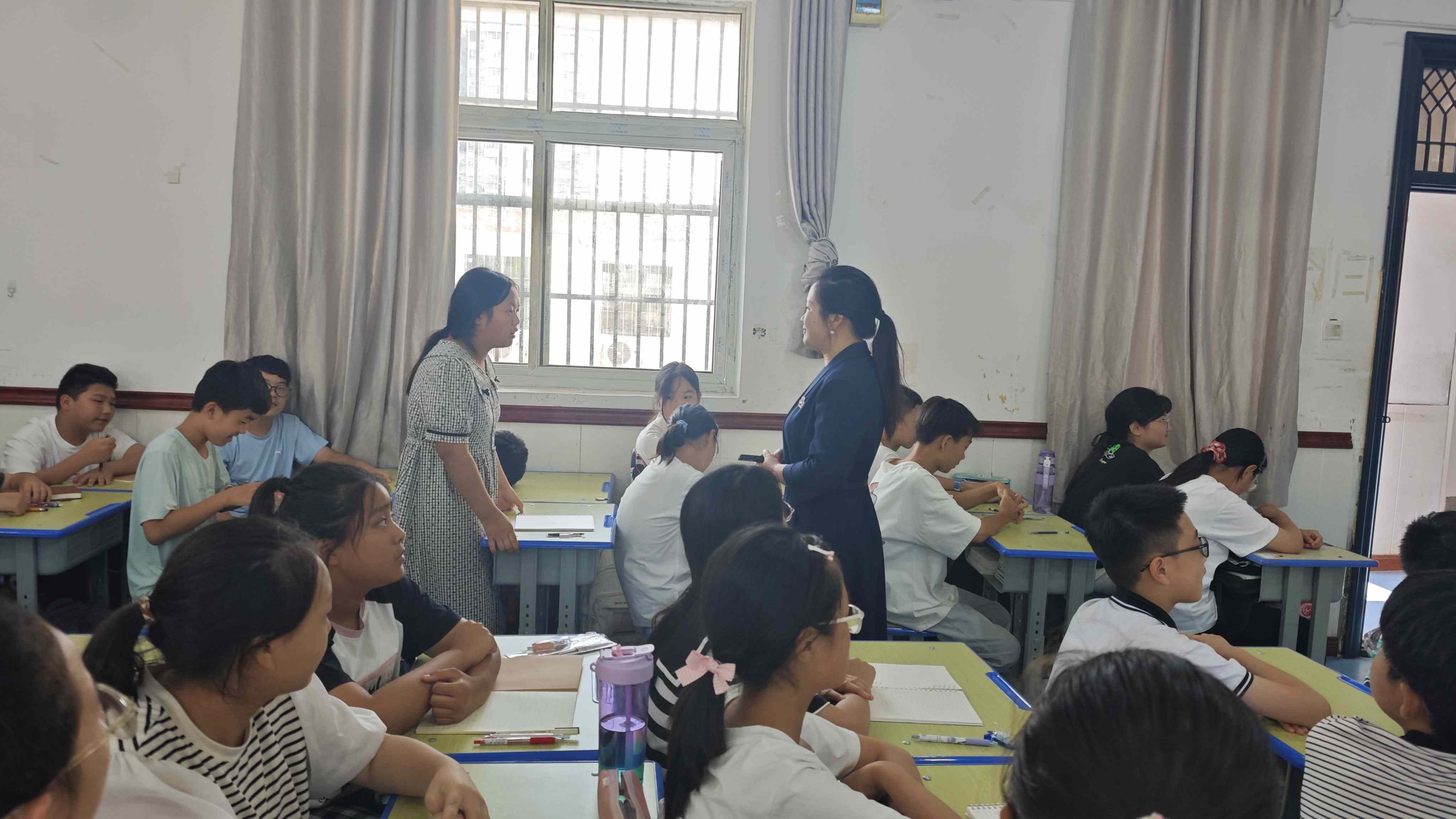 为学生解疑答惑.jpg