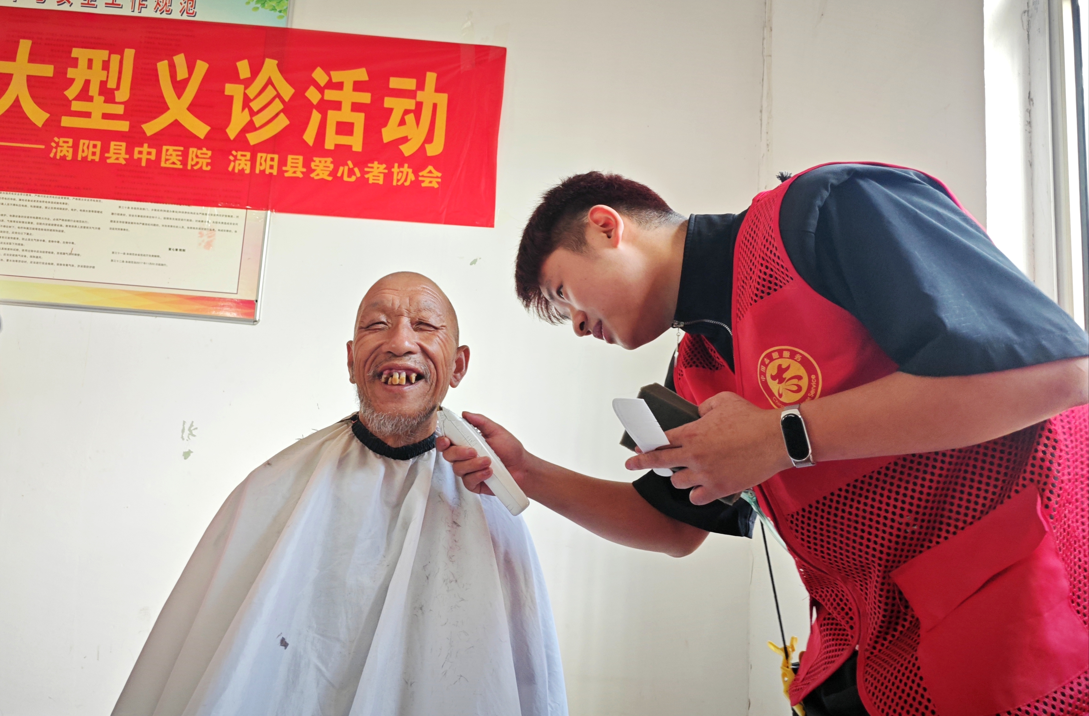i_20241001205859307190.jpg 6热情的服务逗得老人乐开了花.jpg