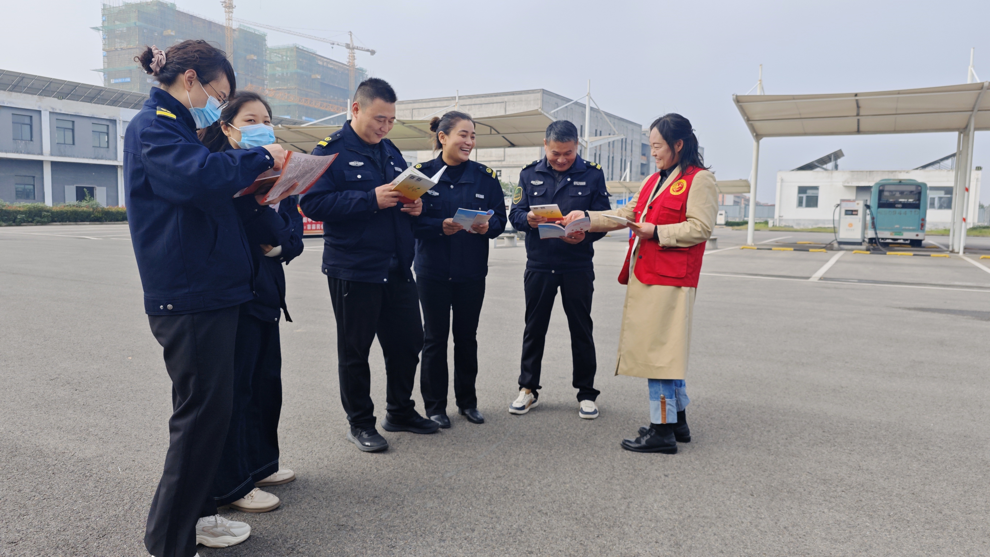 i_20241023175226864219.jpg 1向公交司机发放宣传资料.jpg