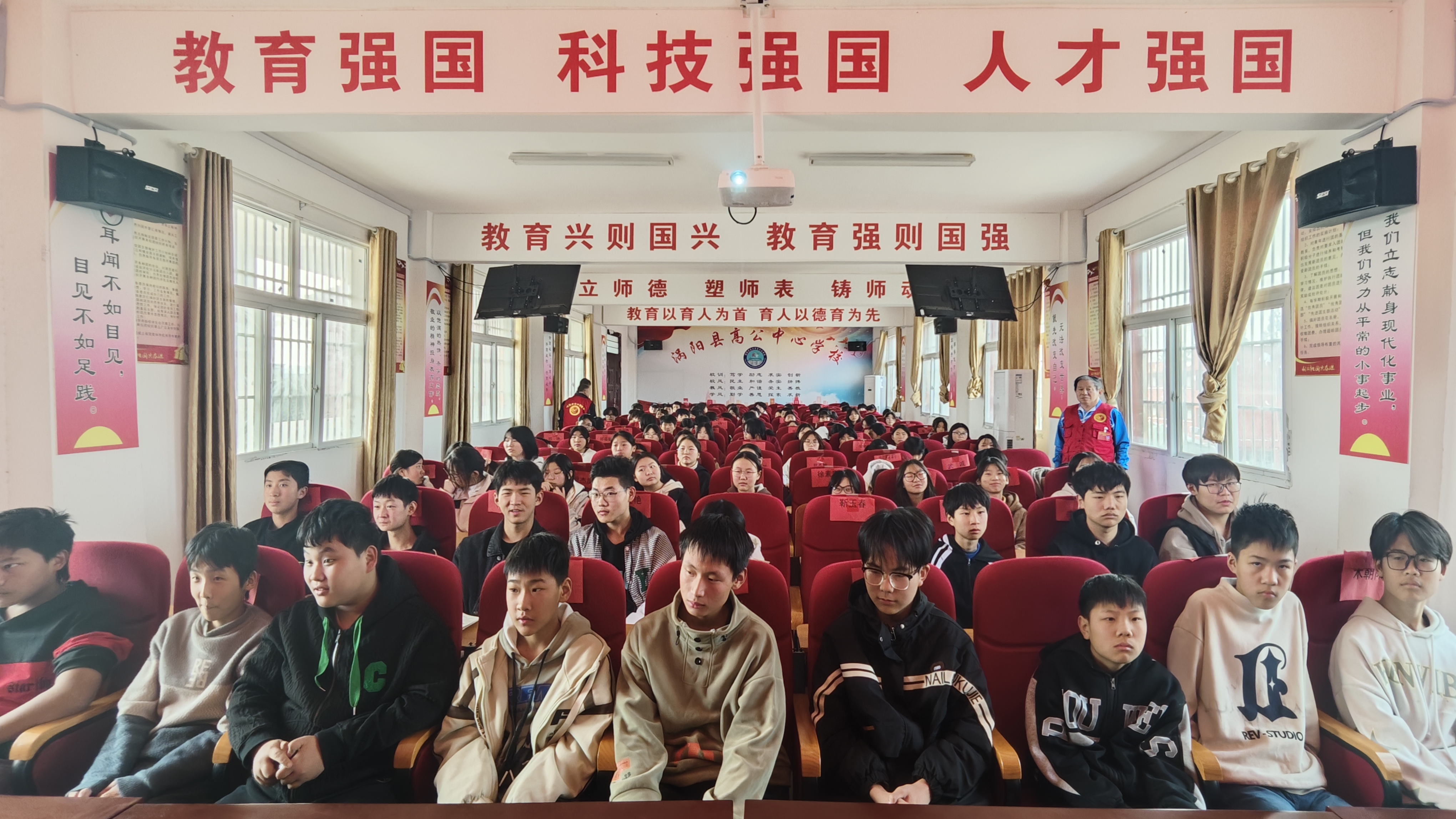 i_20241023180239753111.jpg 3学生认真听课中.jpg