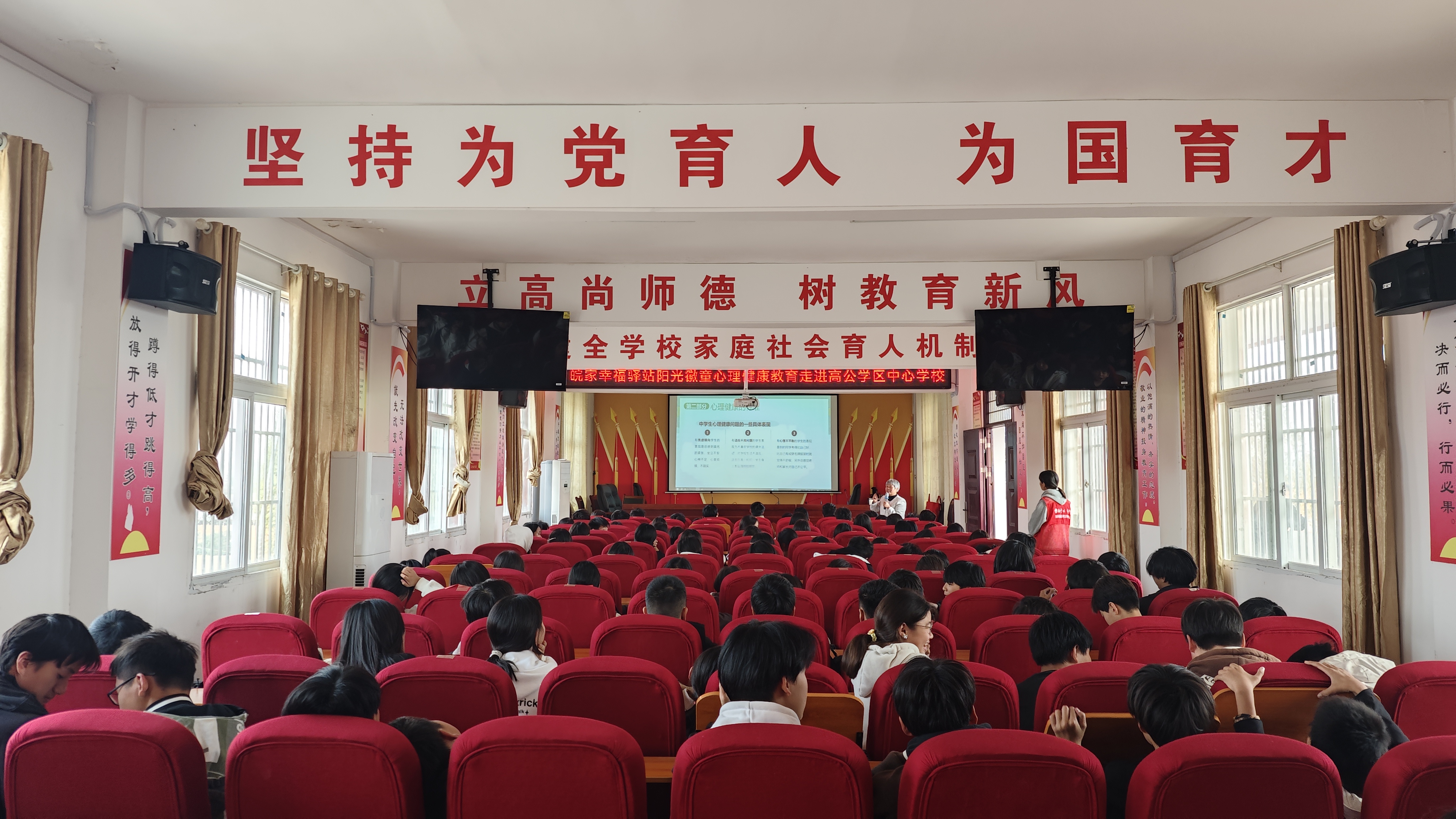 i_20241023180255177369.jpg 4学生认真听课中.jpg