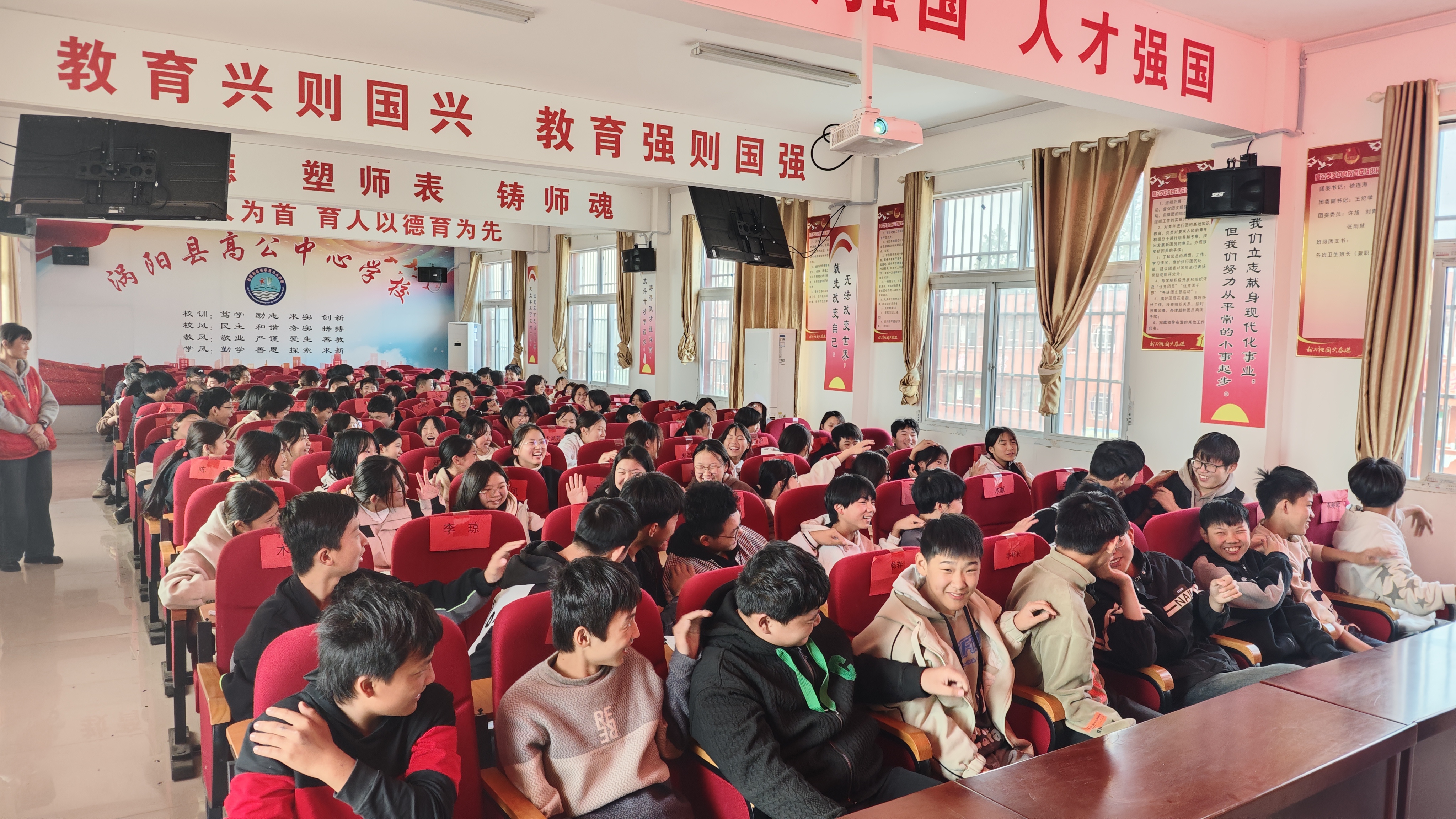 i_20241023180407269842.jpg 8“放松拍拍肩”的游戏放松学生的身体.jpg