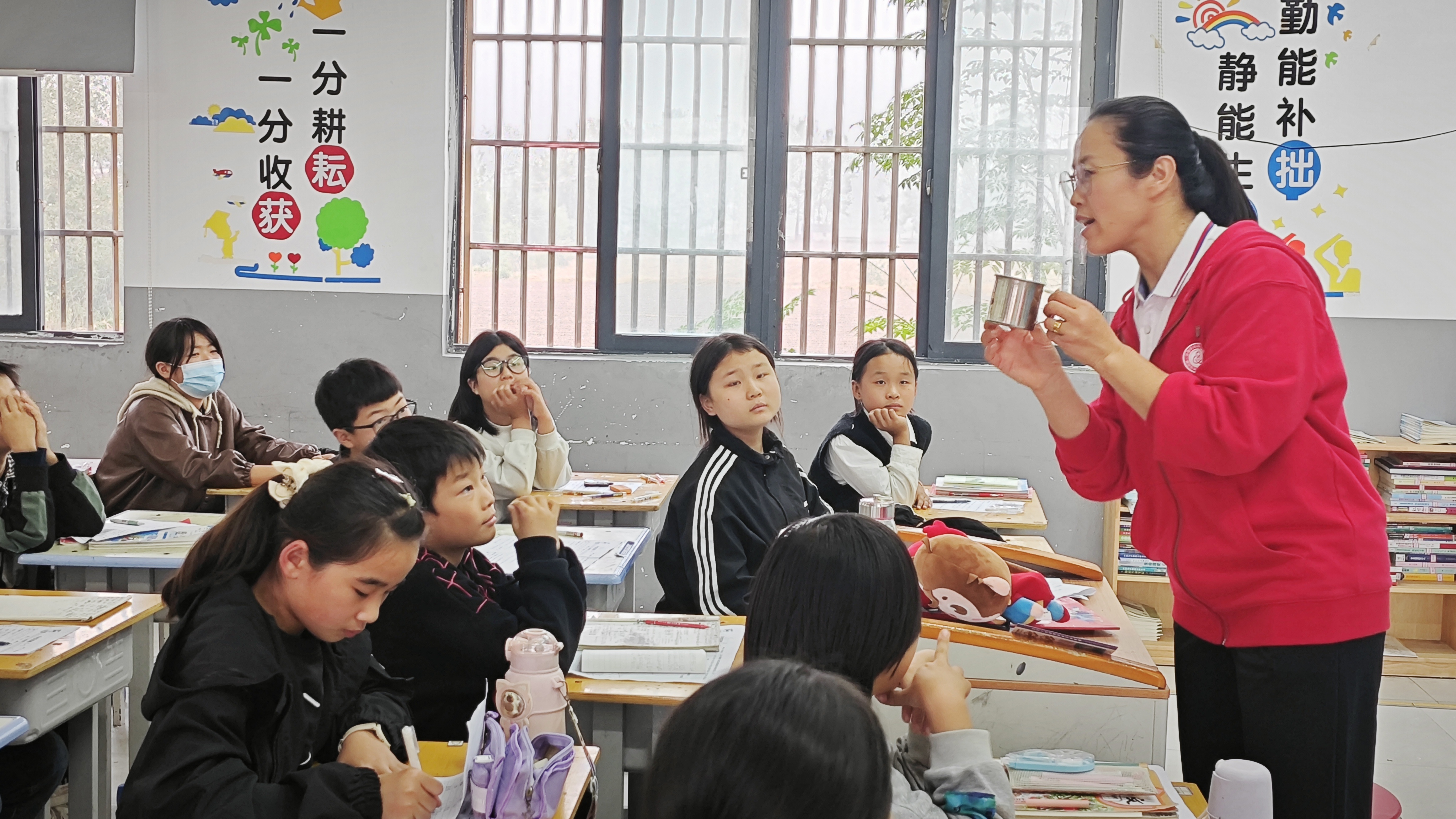 3老师为学生做小实验.jpg