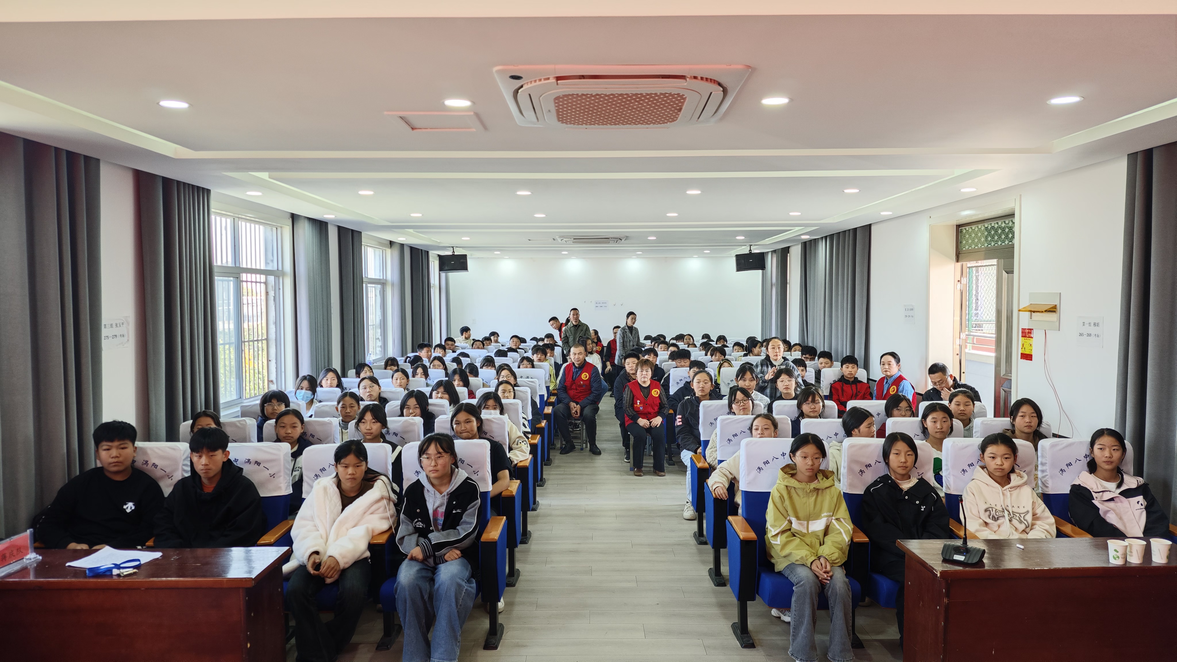 3学生们聚精会神的听课.jpg