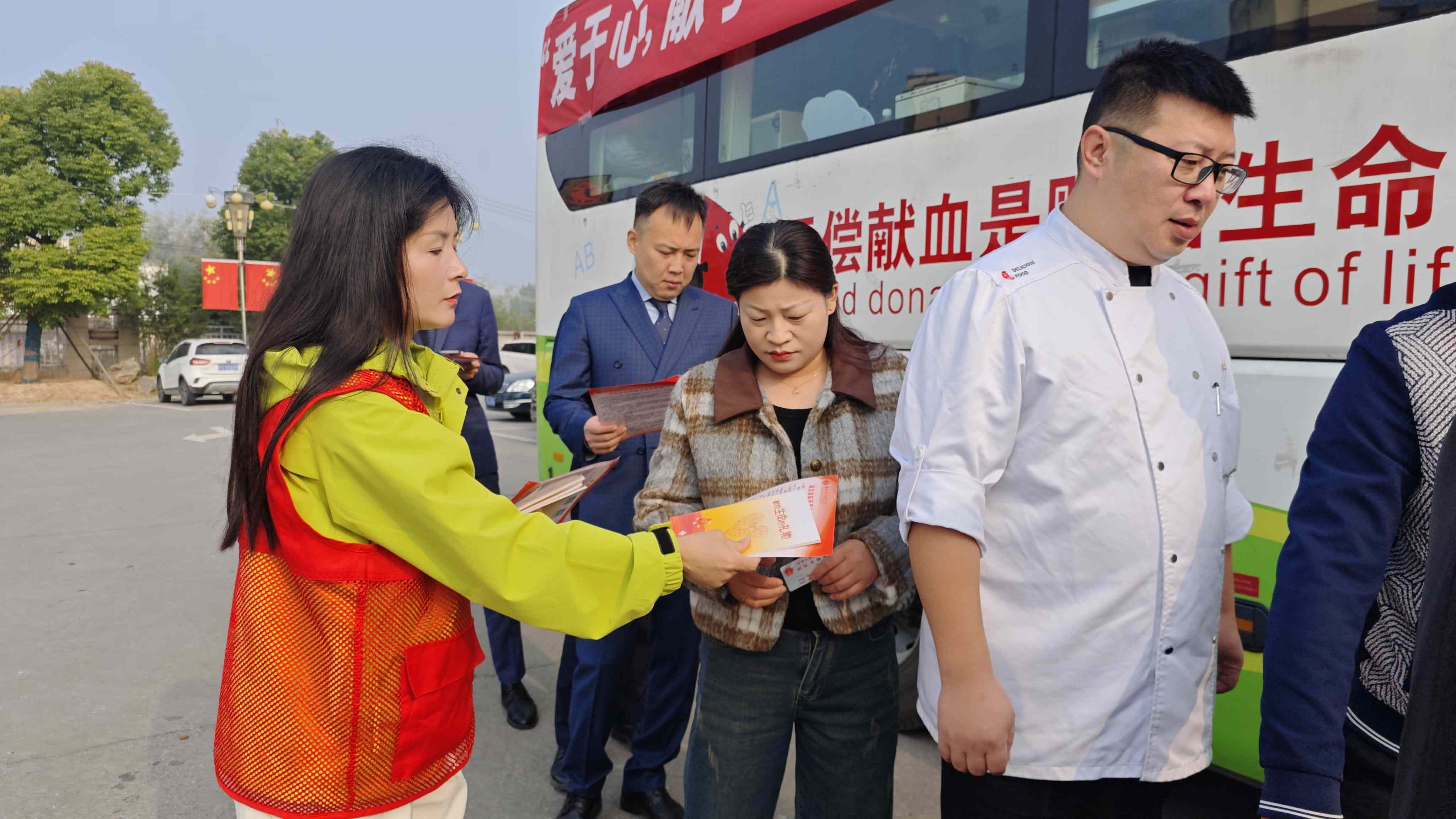 4发放宣传献血知识和政策资料.jpg