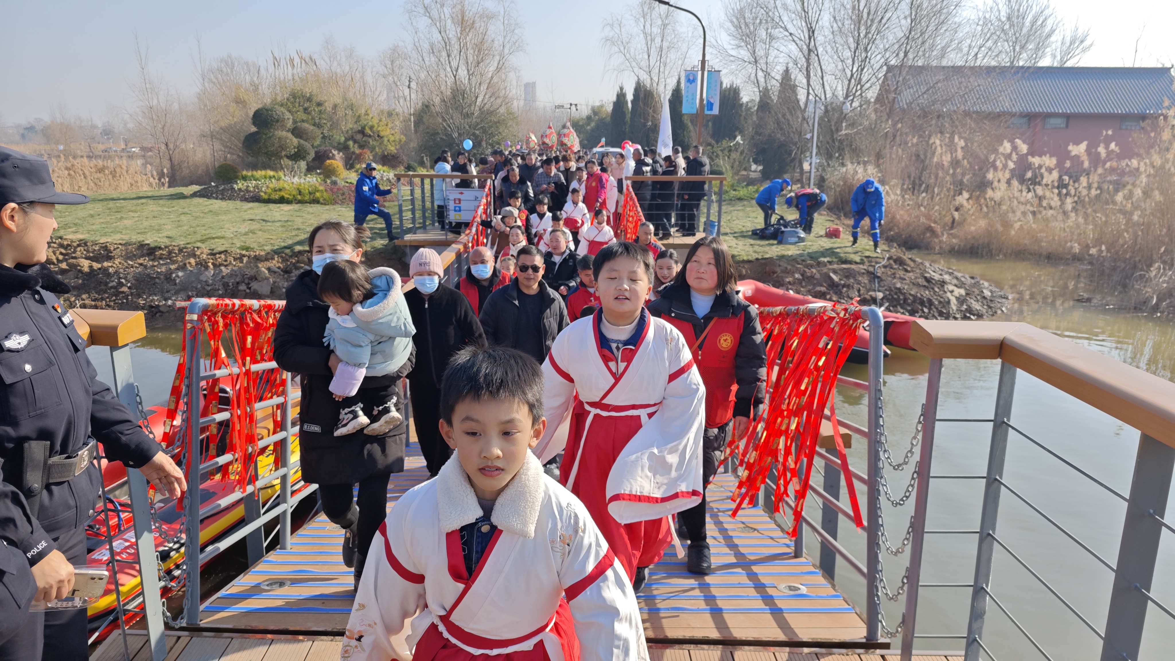 5栈道秩序维持中.jpg