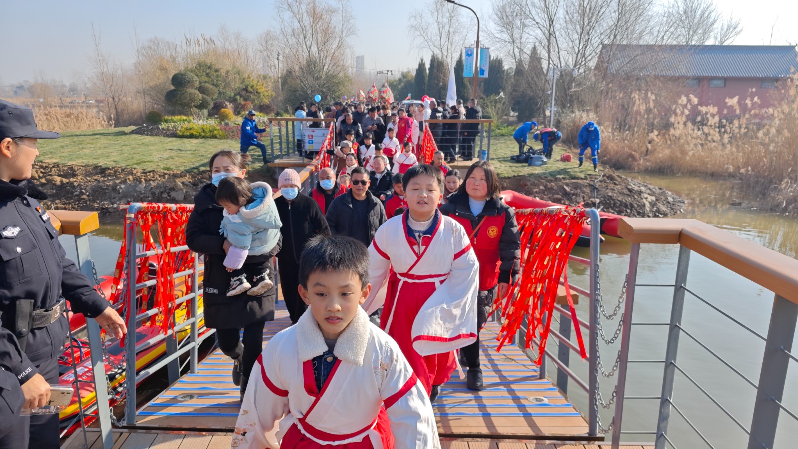 涡阳一群小可爱 为道源小镇水上栈道启用 提供志愿服务保障