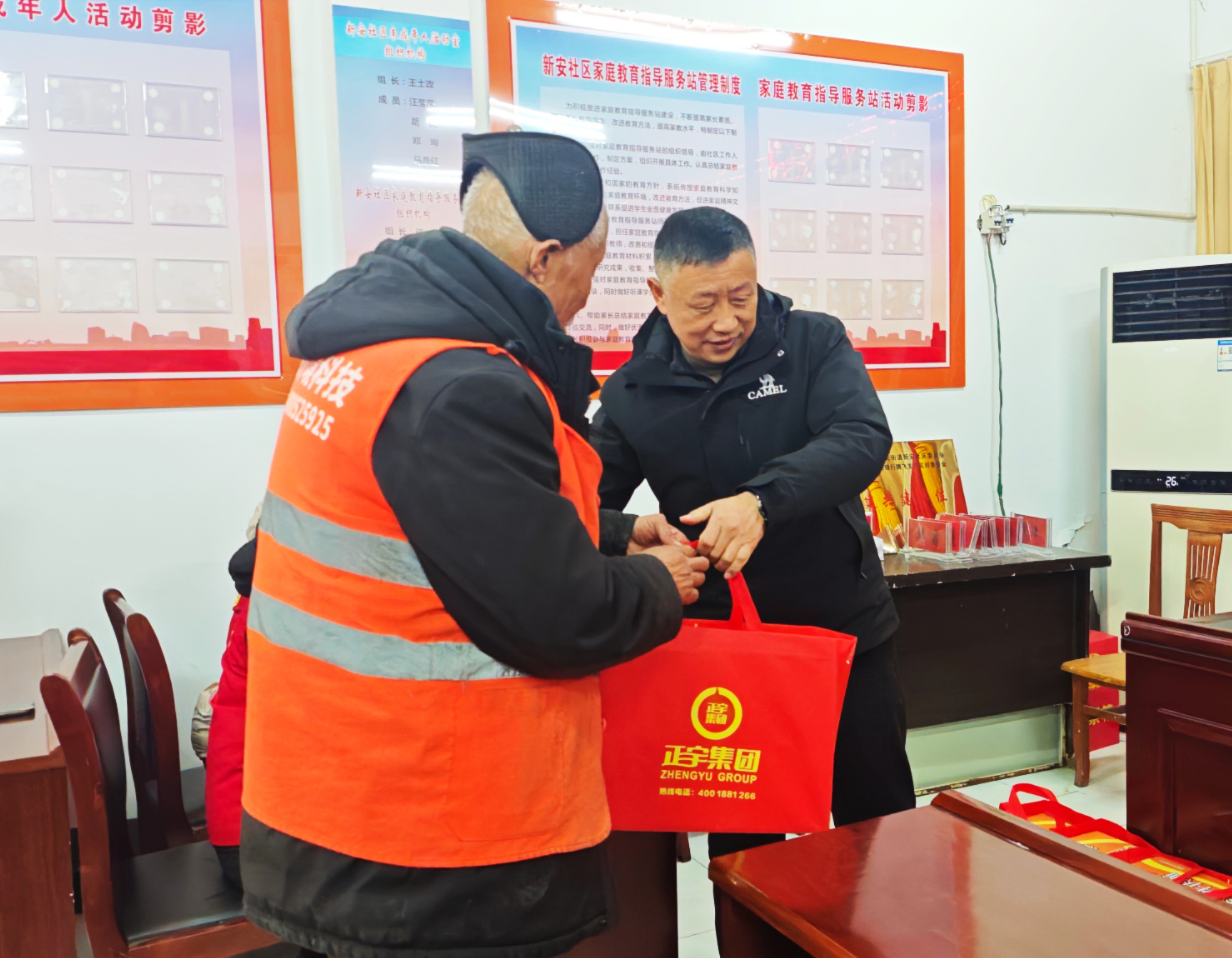 2县委社工部张部长向环卫工人发放物资.jpg