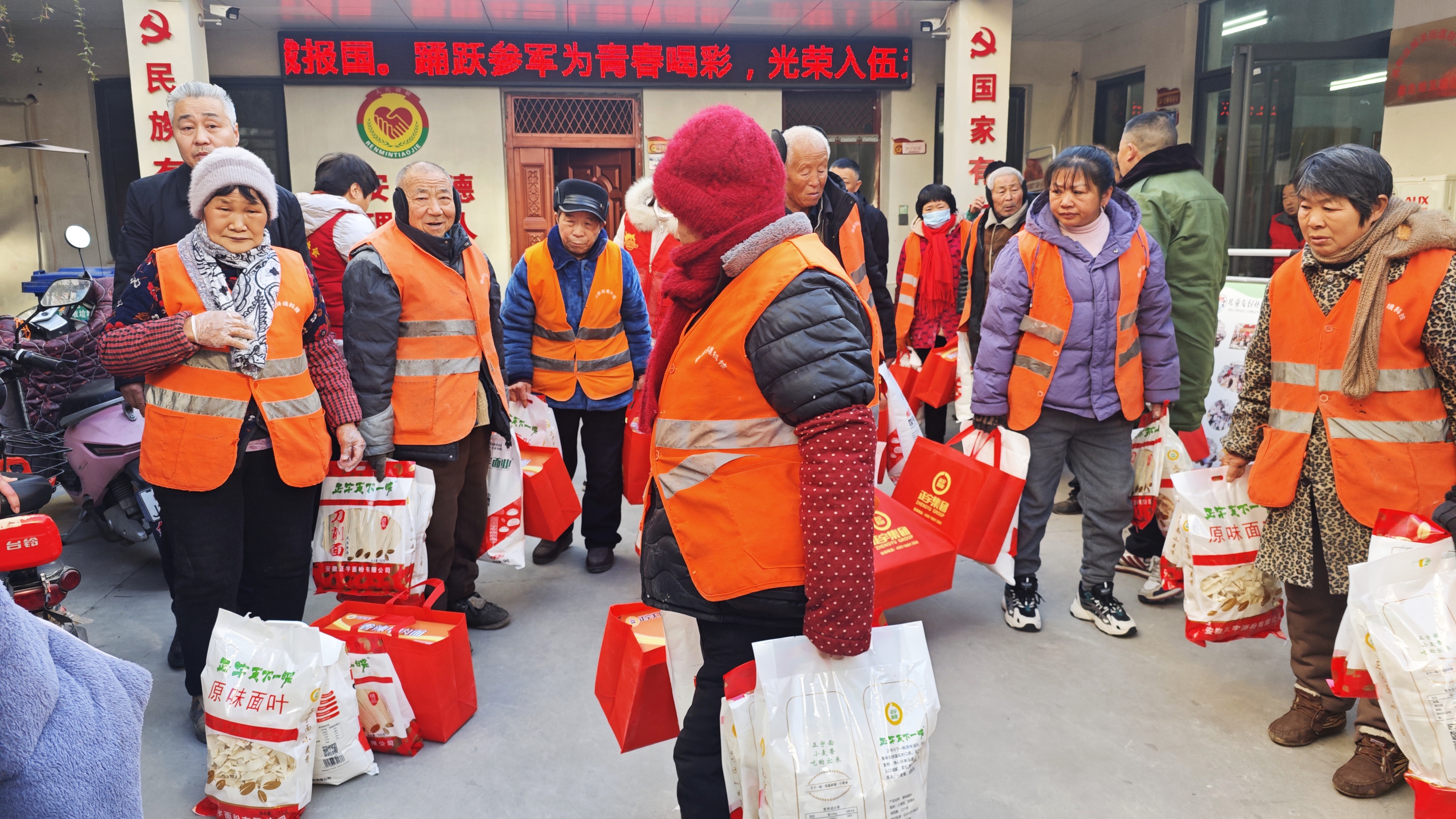 5环卫工人们满载而归.jpg