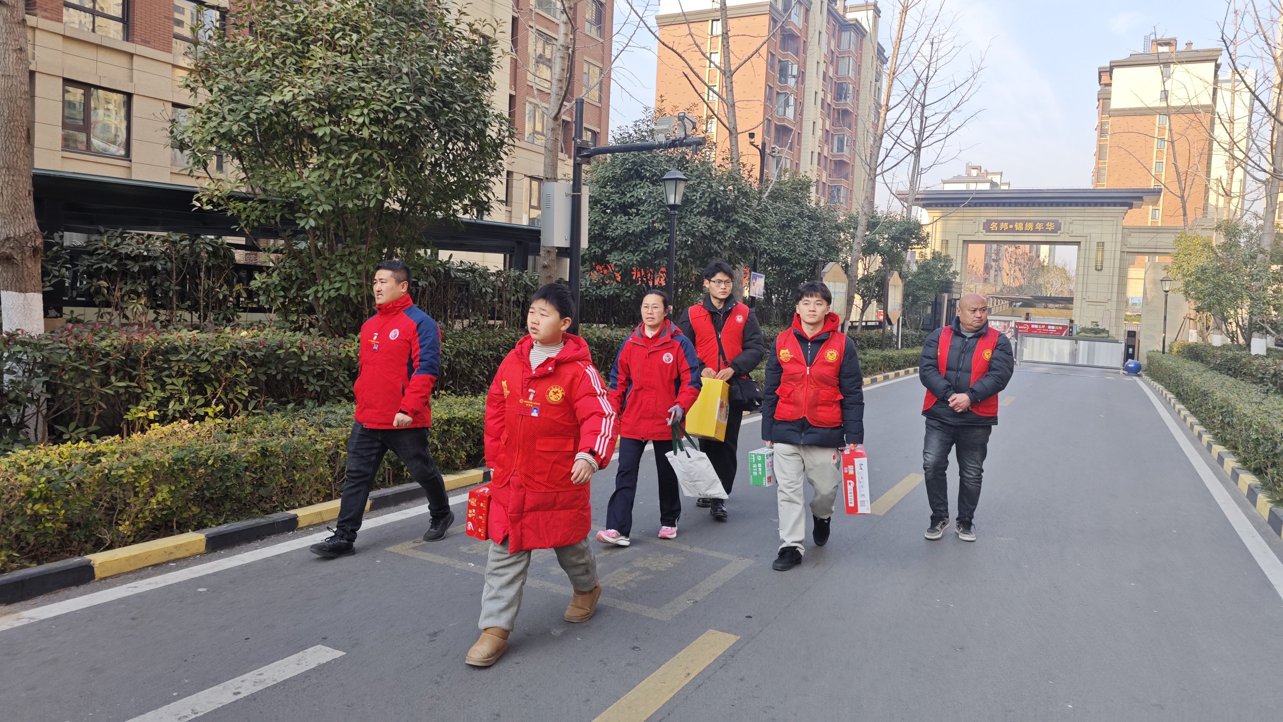 2走访慰问的路上.jpg