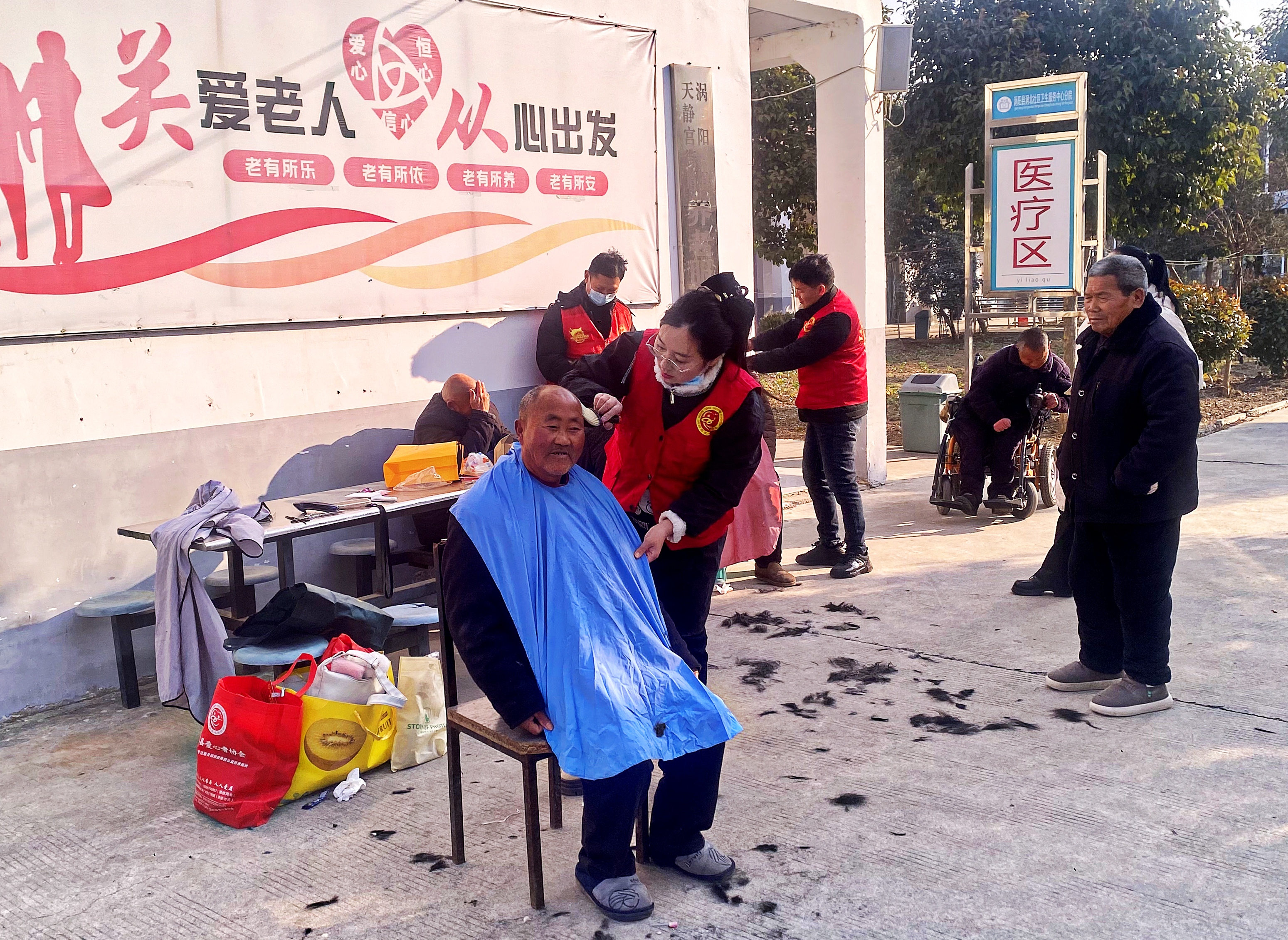 2为老人修剪头发.jpg
