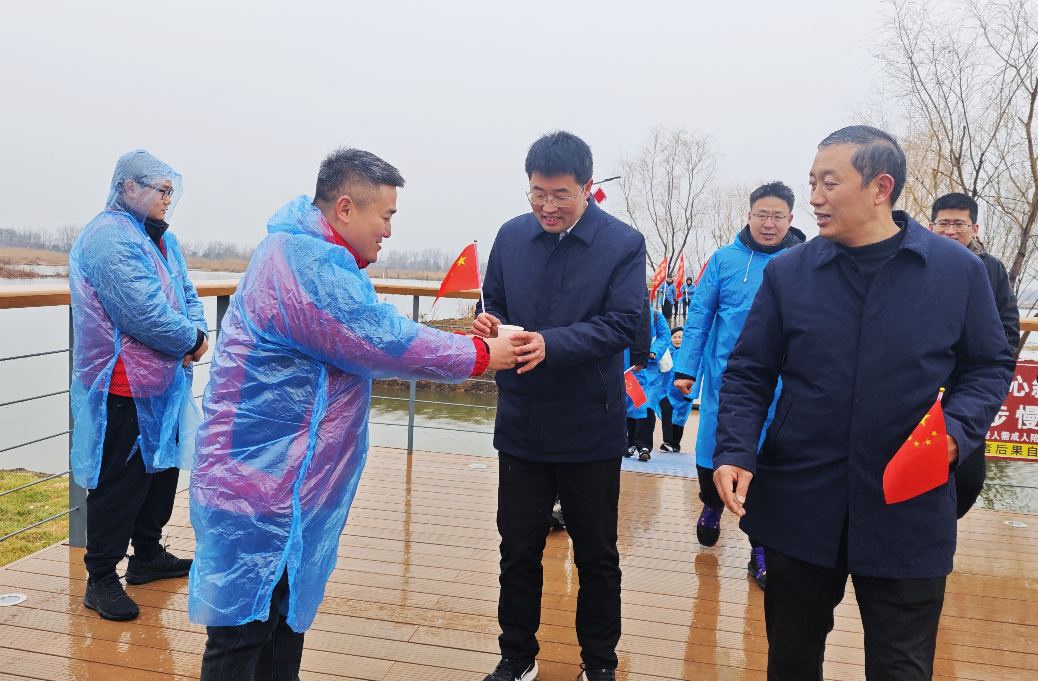 3为徒步人员送热水.jpg