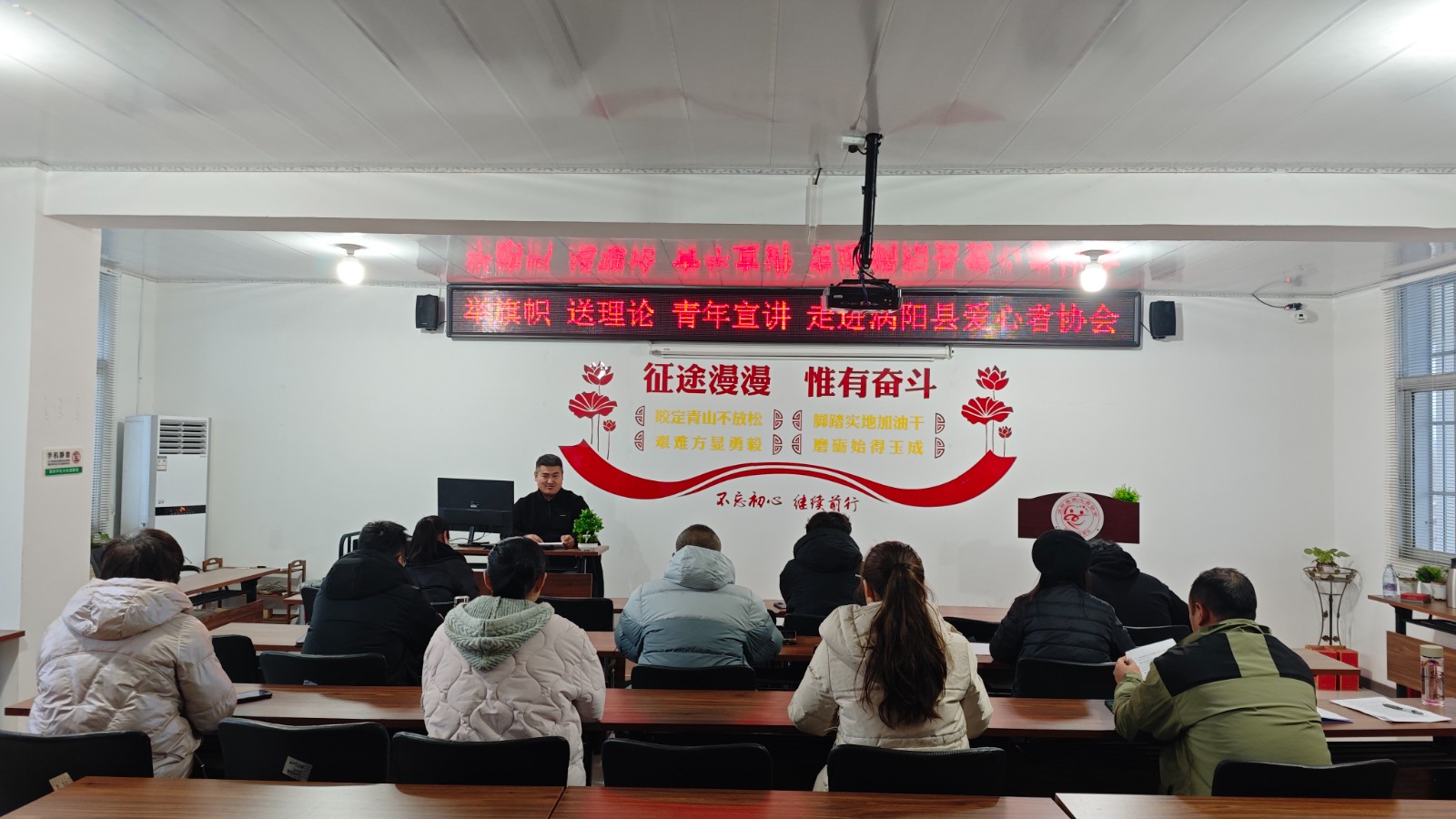 举旗帜 送理论 青年宣讲走进涡阳县爱心者协会