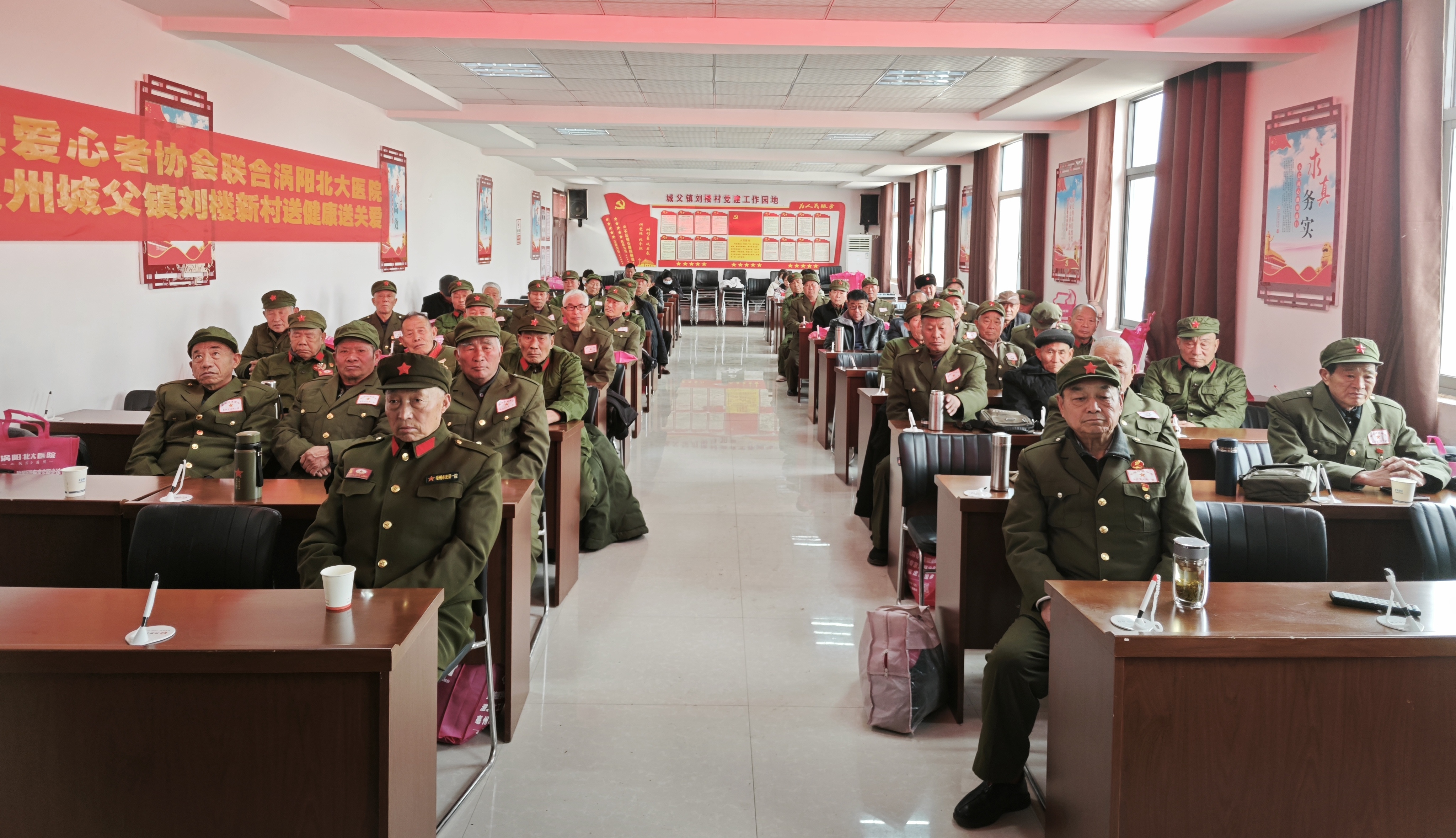 9.座谈会进行中.jpg