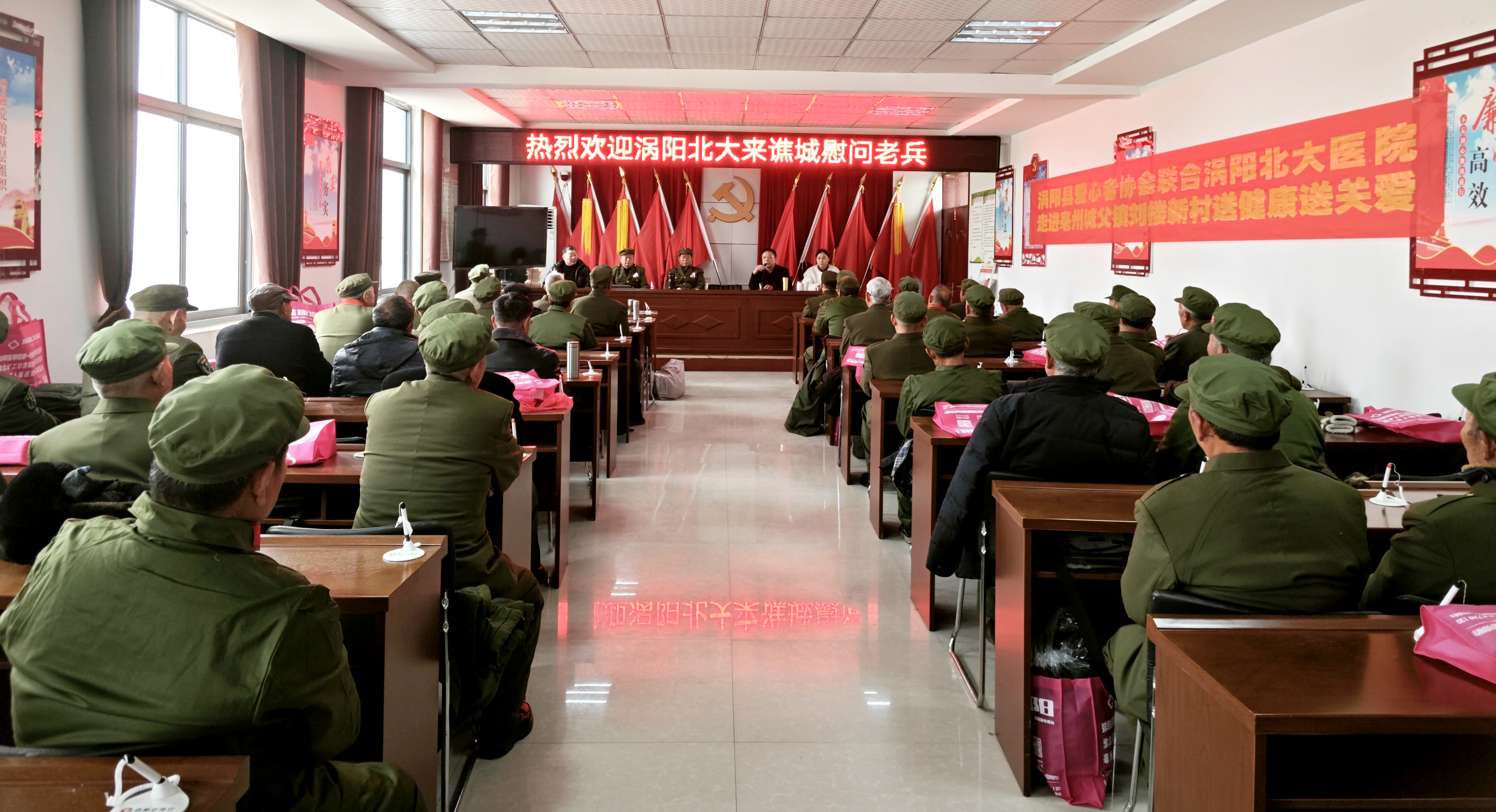 11.座谈会现场.jpg