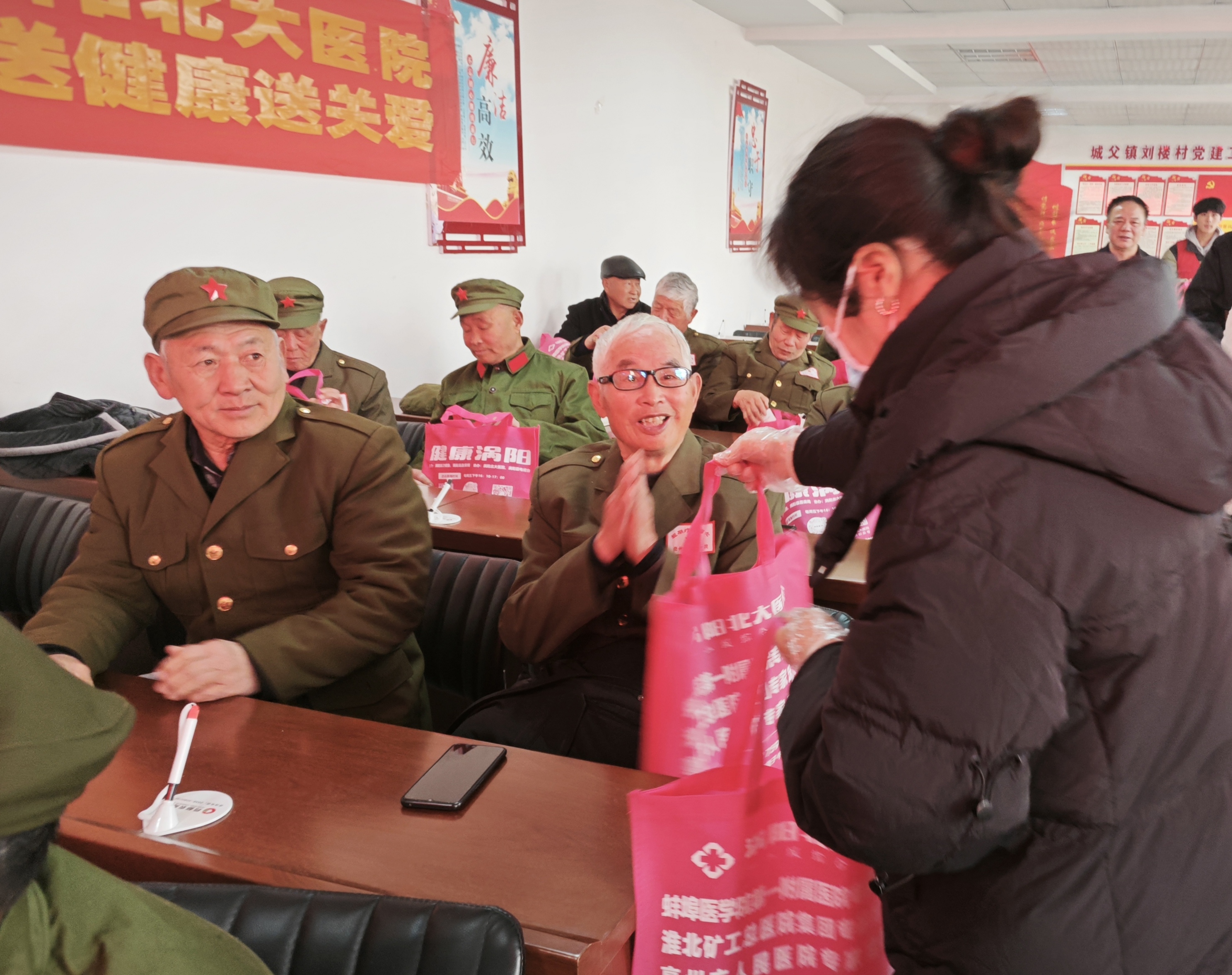 1.医护人员为老兵送上礼品.jpg