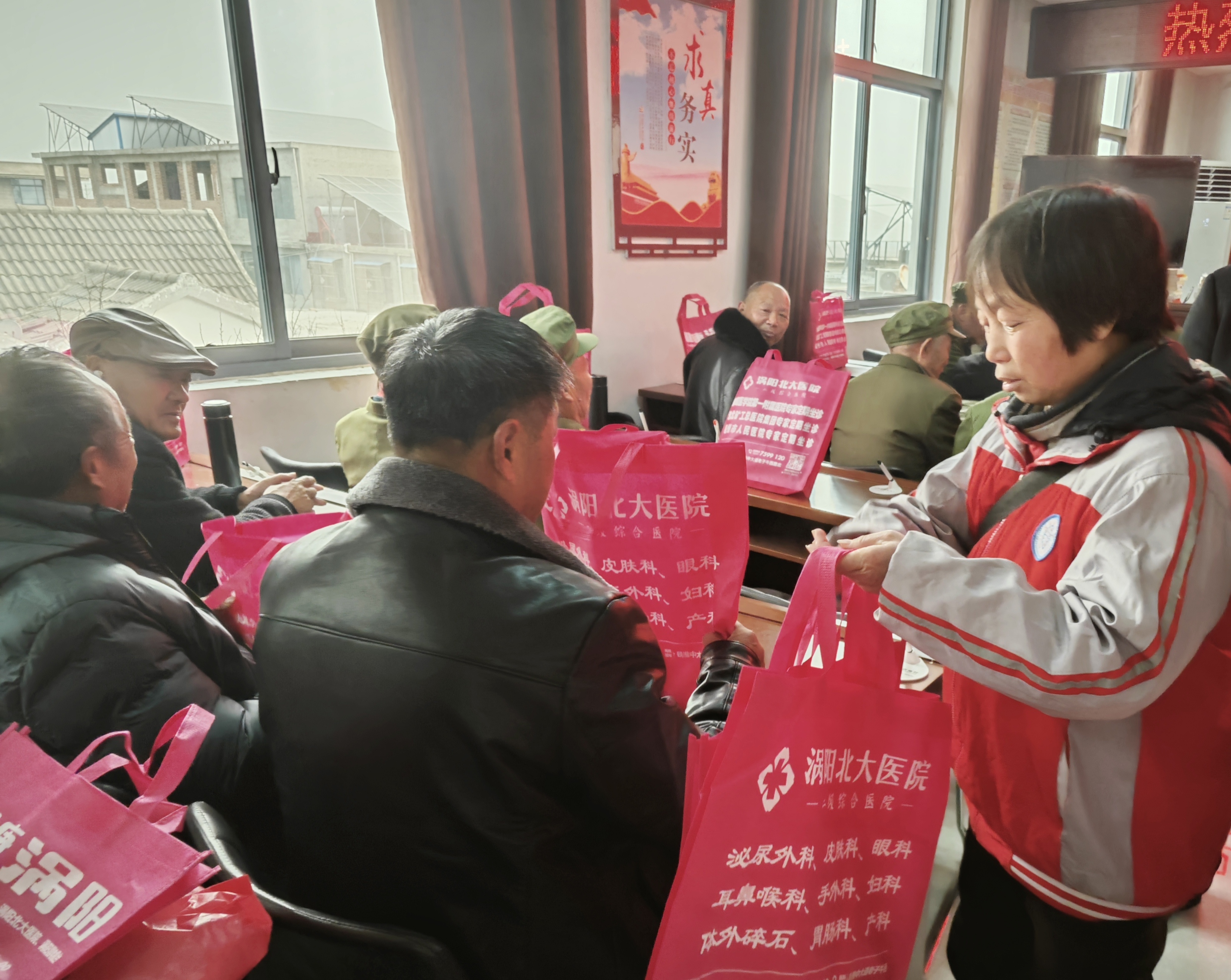 2.志愿者为老兵送上礼品.jpg