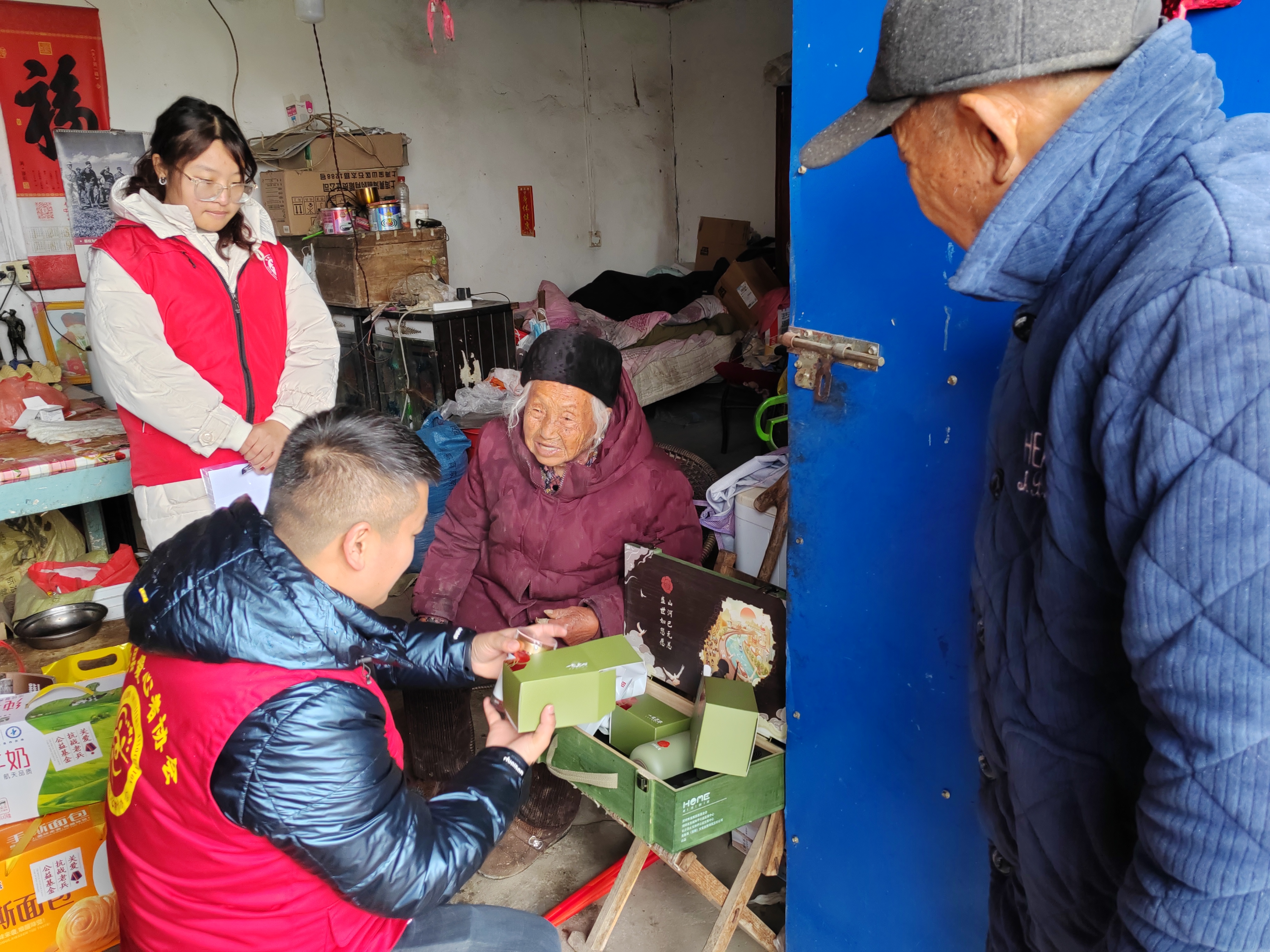 为抗战老兵遗孀送物资.jpg