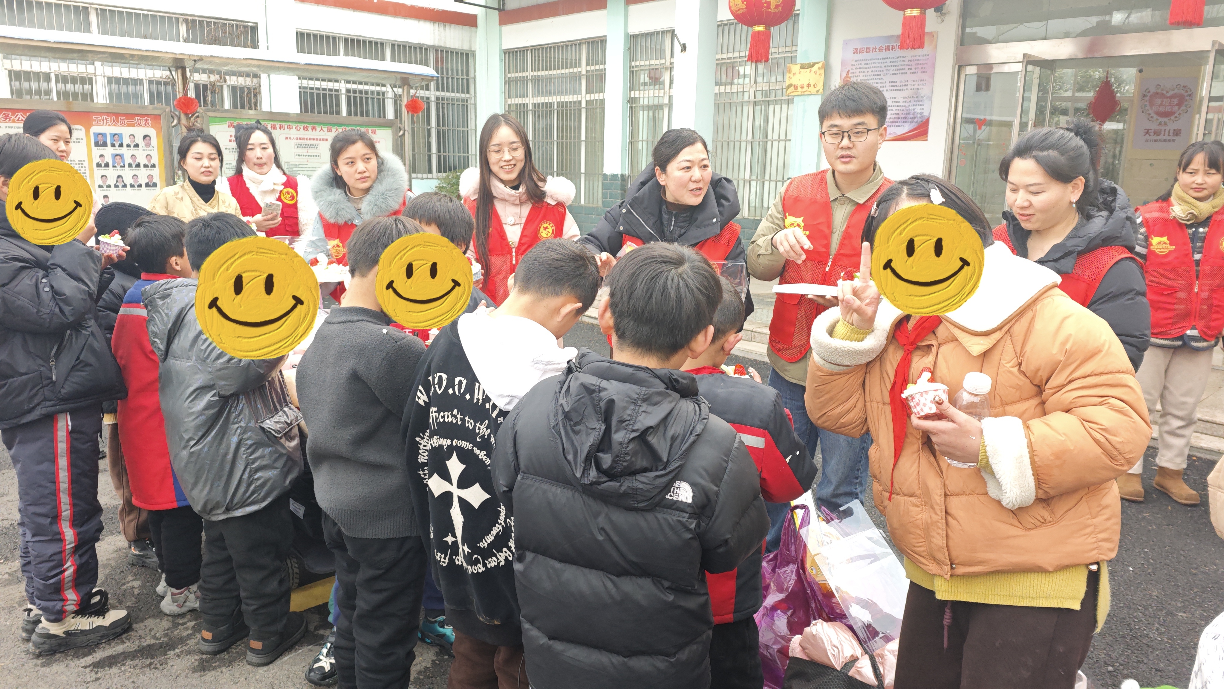 1.志愿者正在给孩子们分享小蛋糕.jpg