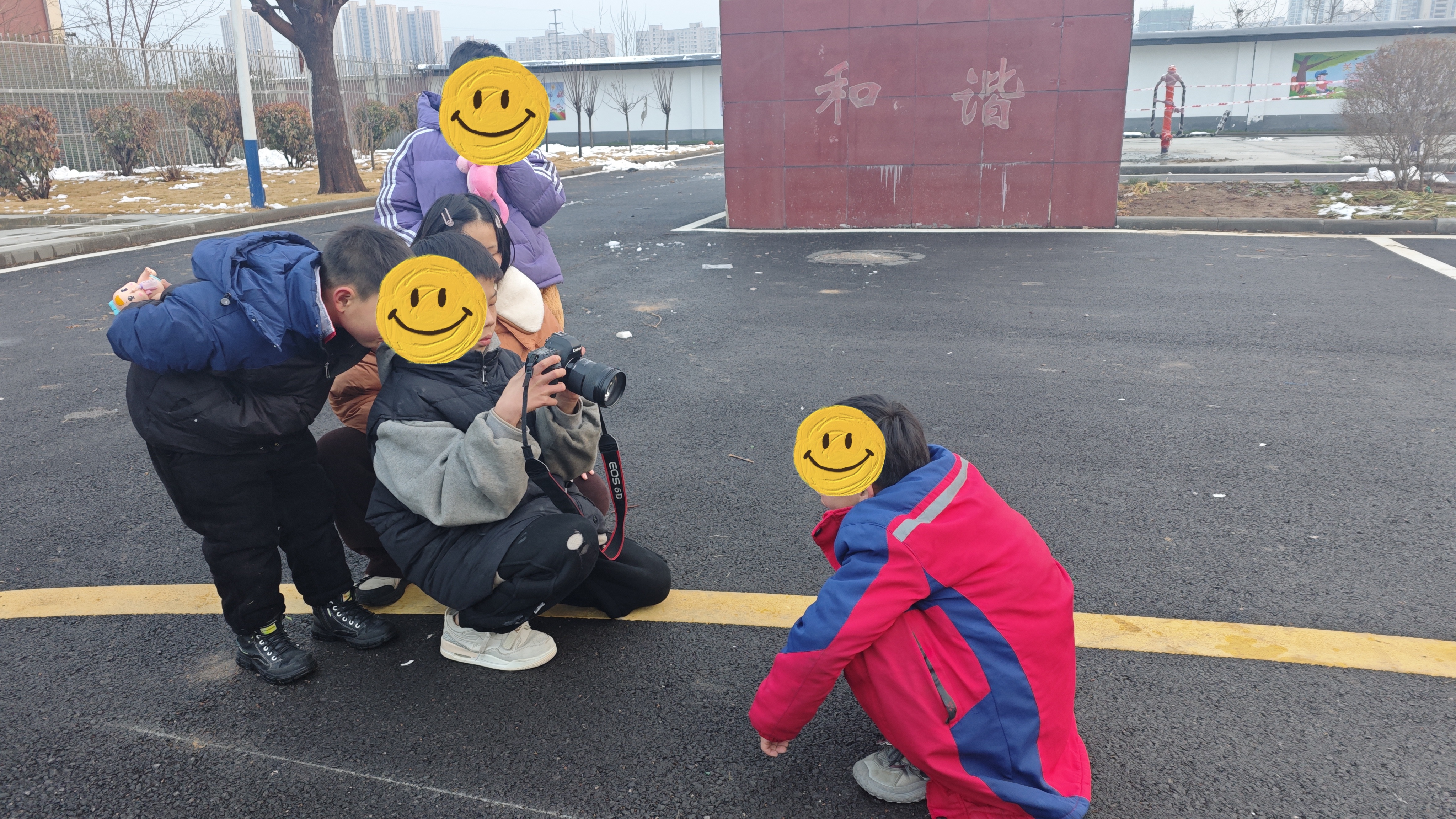 2.少年正在给小伙伴拍照.jpg