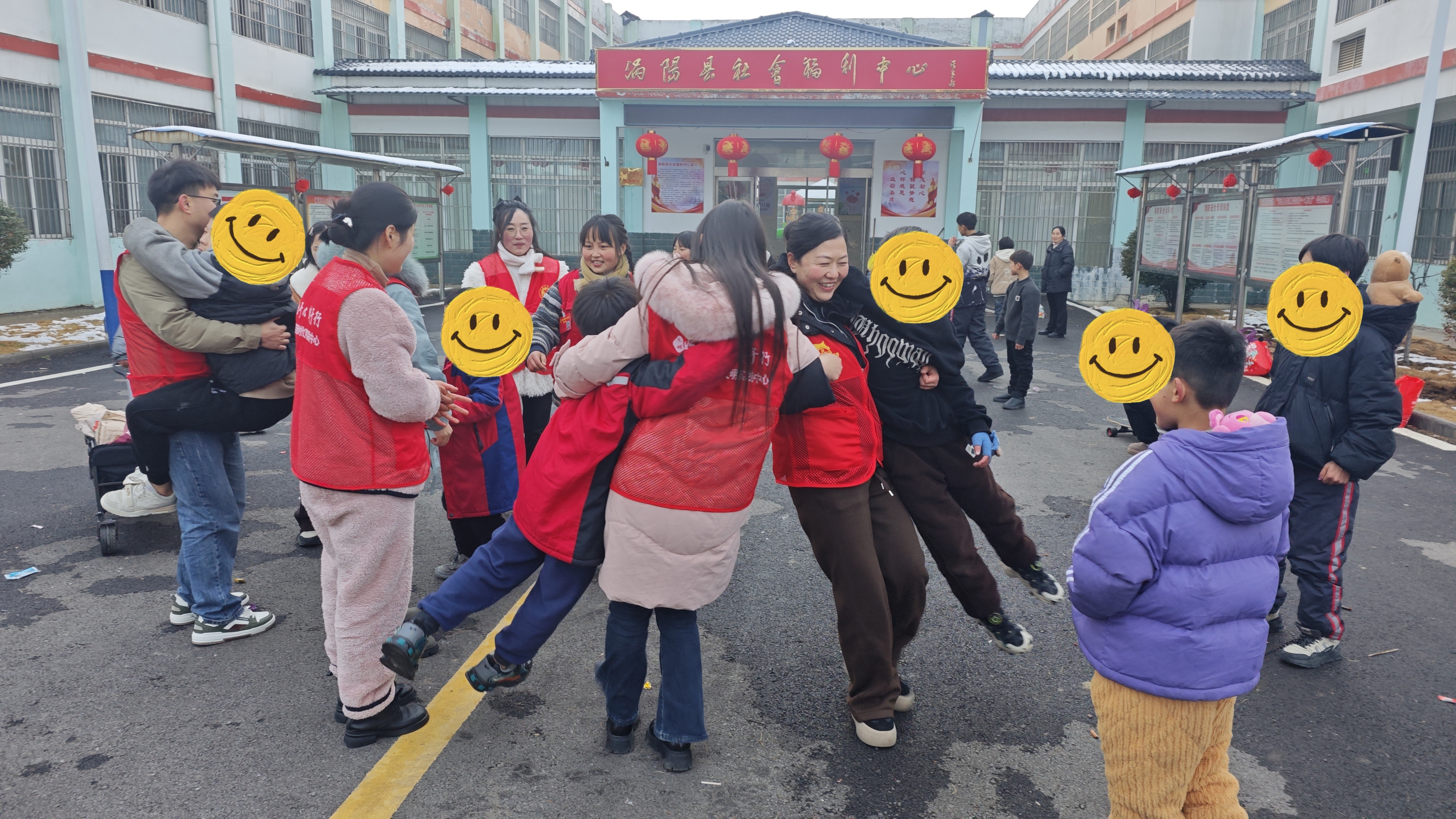 3.热火朝天的玩游戏.jpg