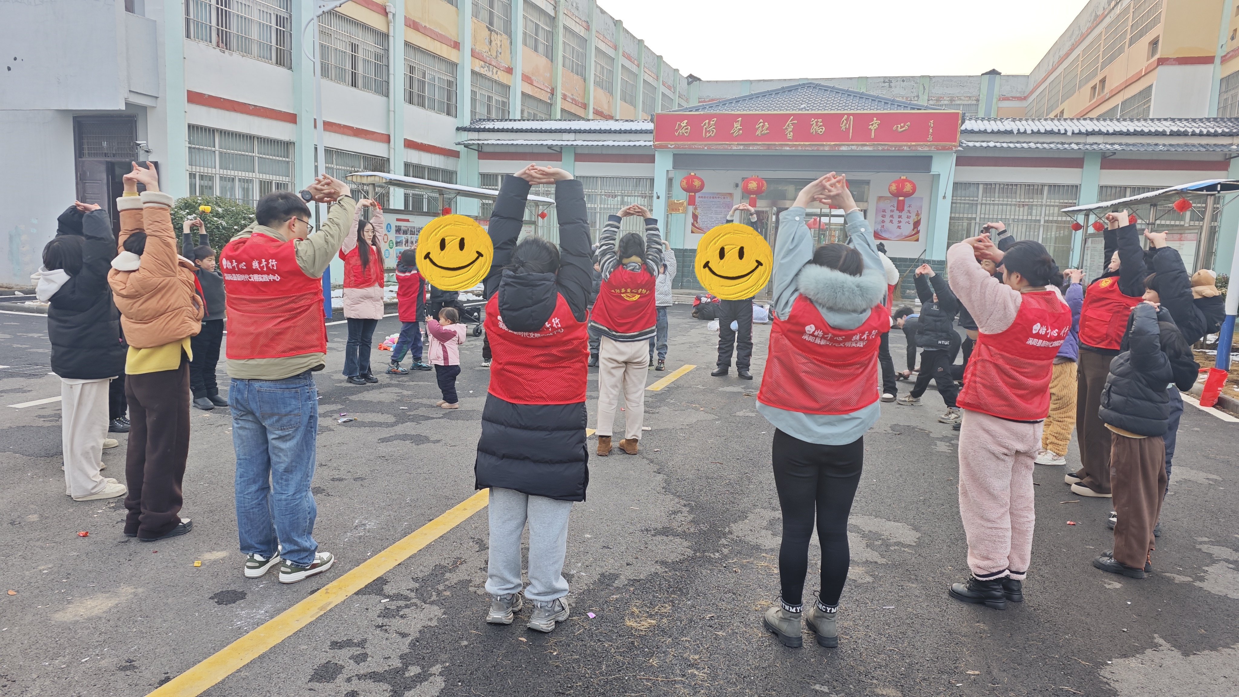 5.孩子们正在练习瑜伽.jpg