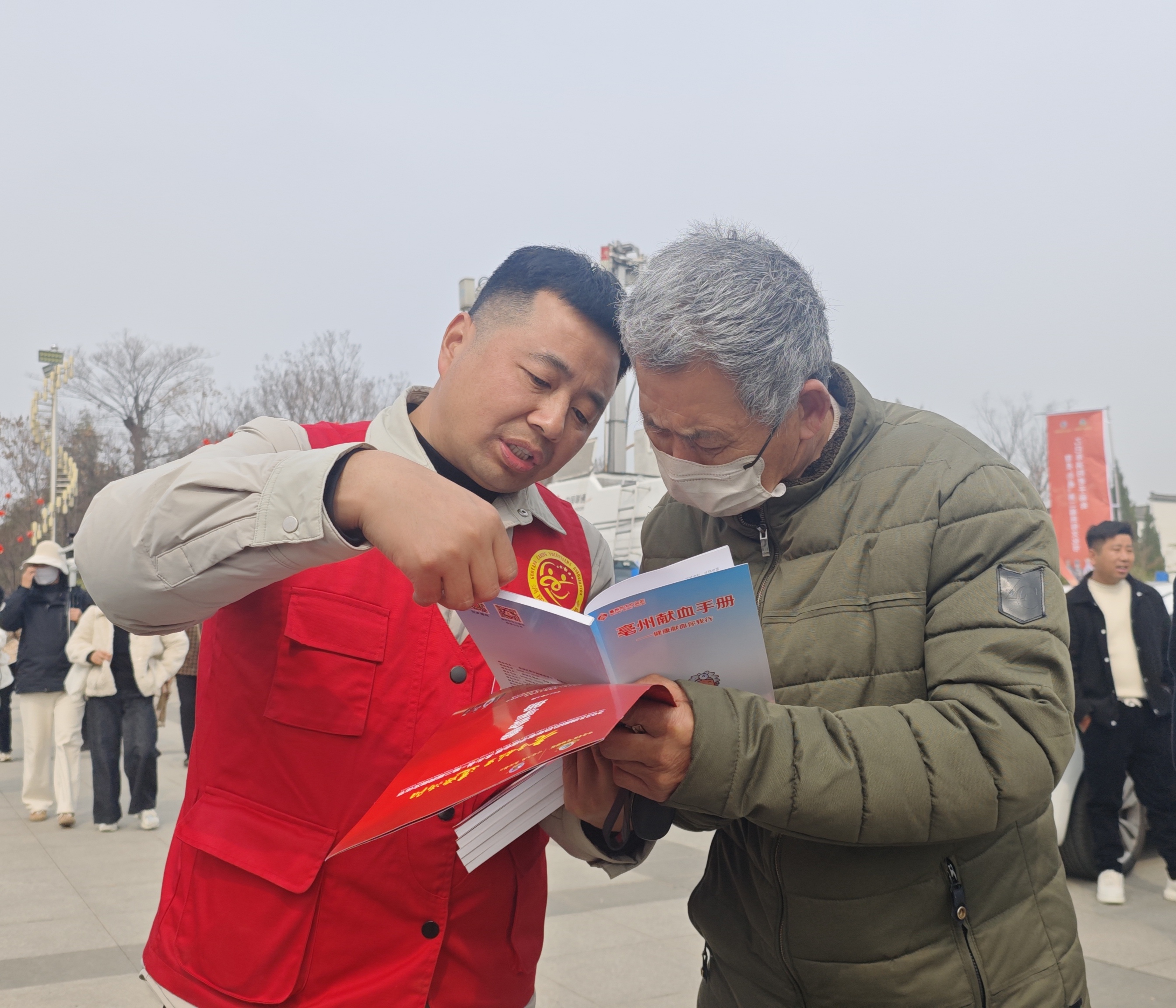 5向市民讲解献血前后注意事项.jpg