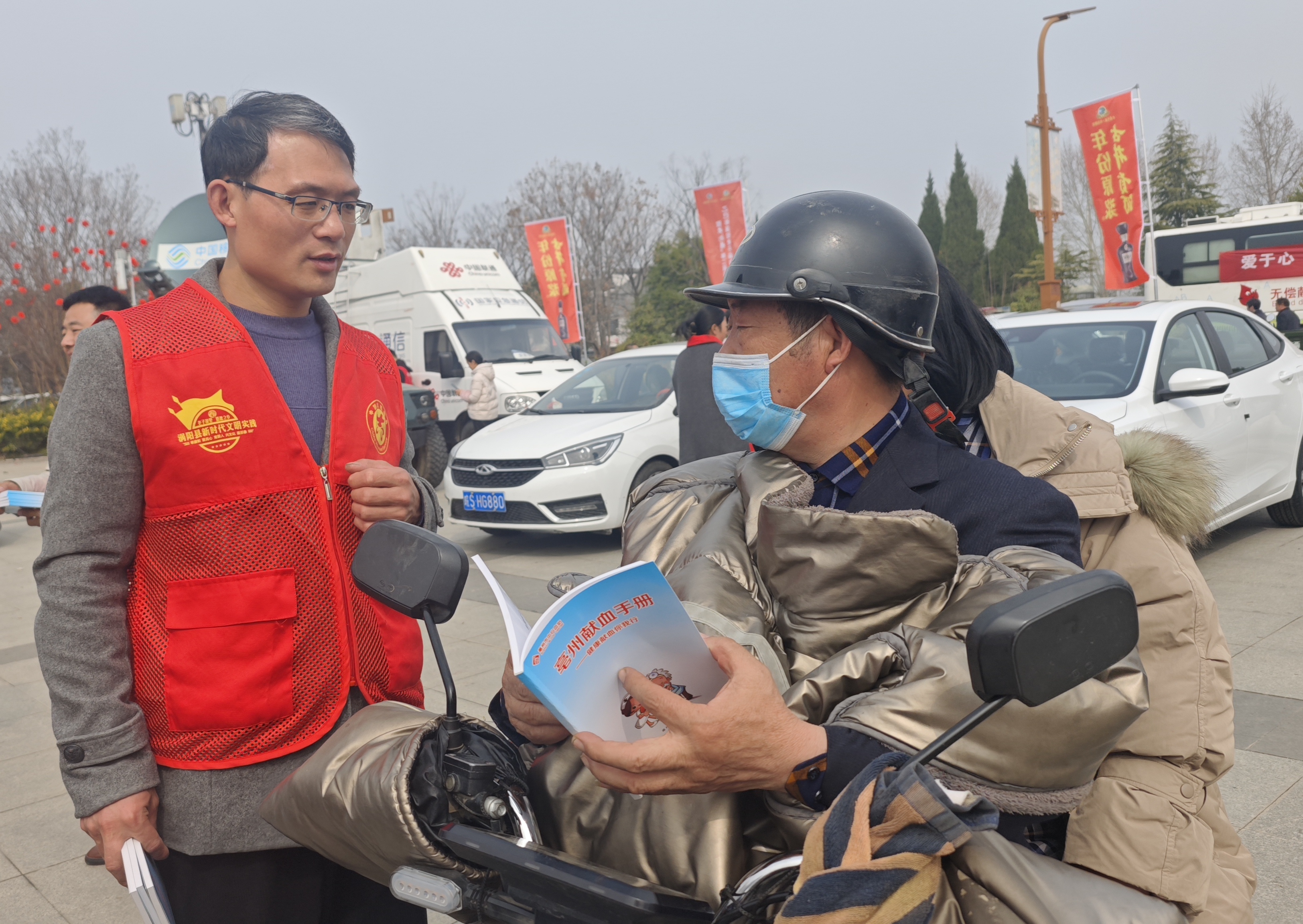 3向市民科普献血知识.jpg