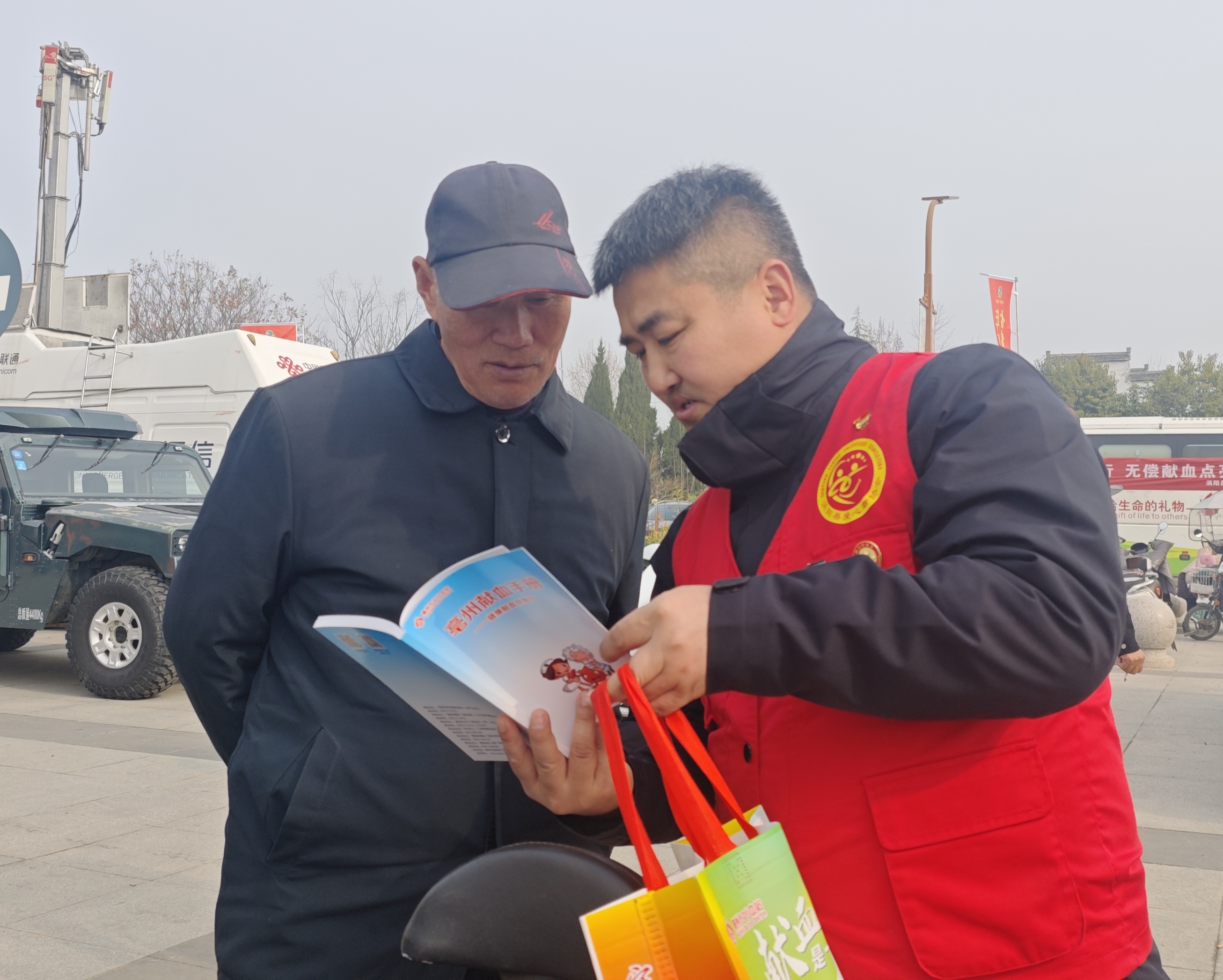 1向市民讲解献血宣传资料.jpg