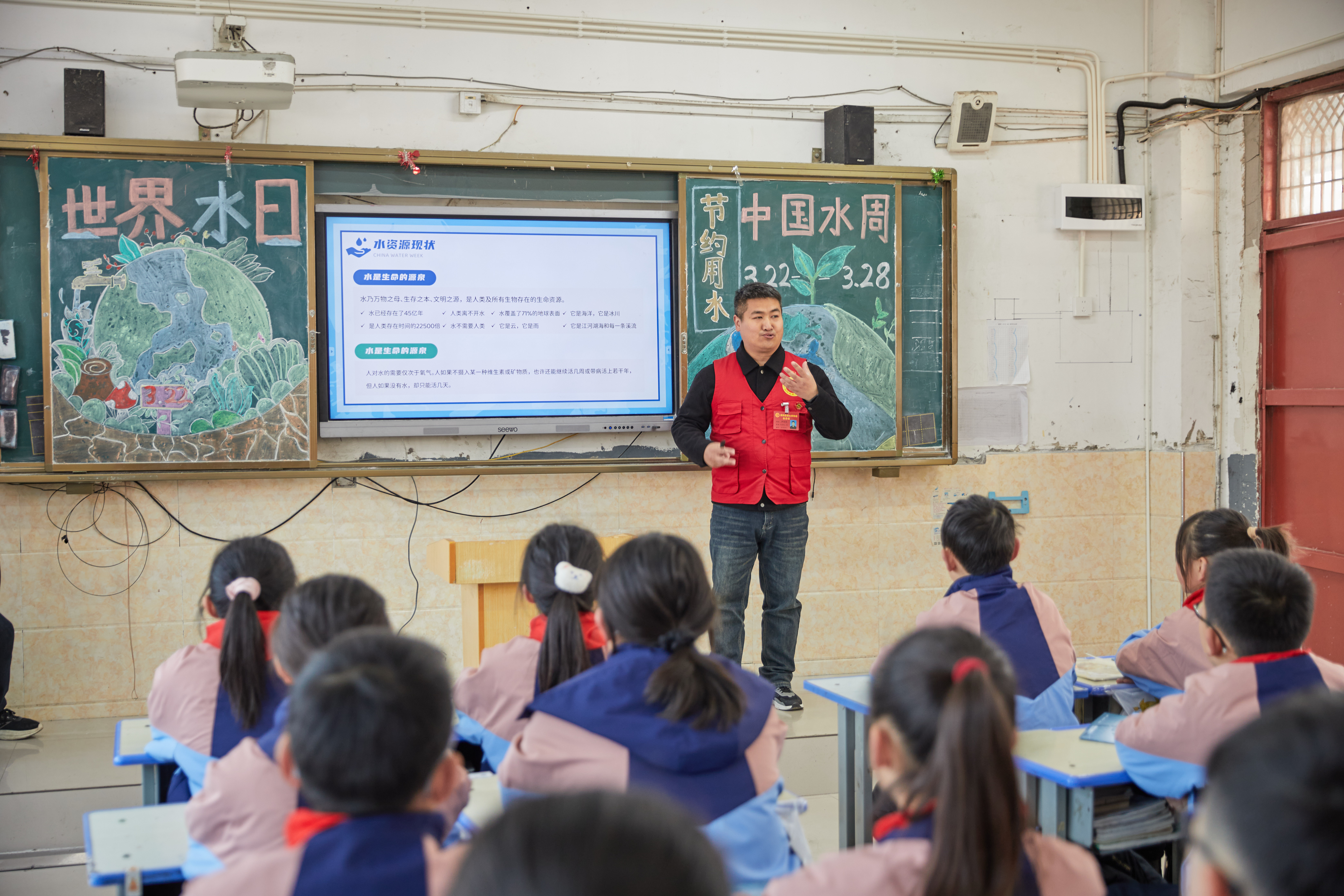 6志愿者正在为学生做分享.jpeg