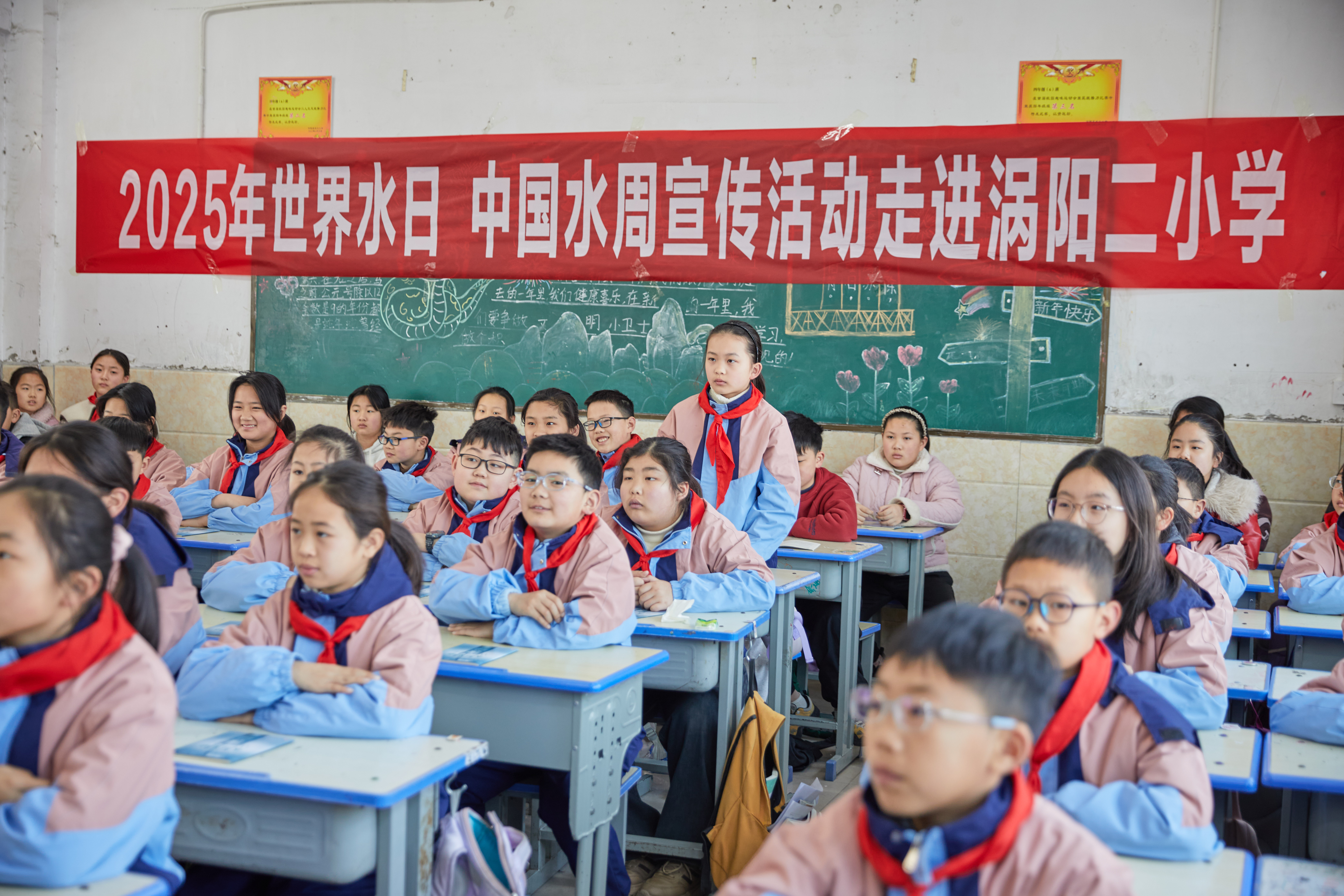 8学生积极参与知识问答互动.jpeg