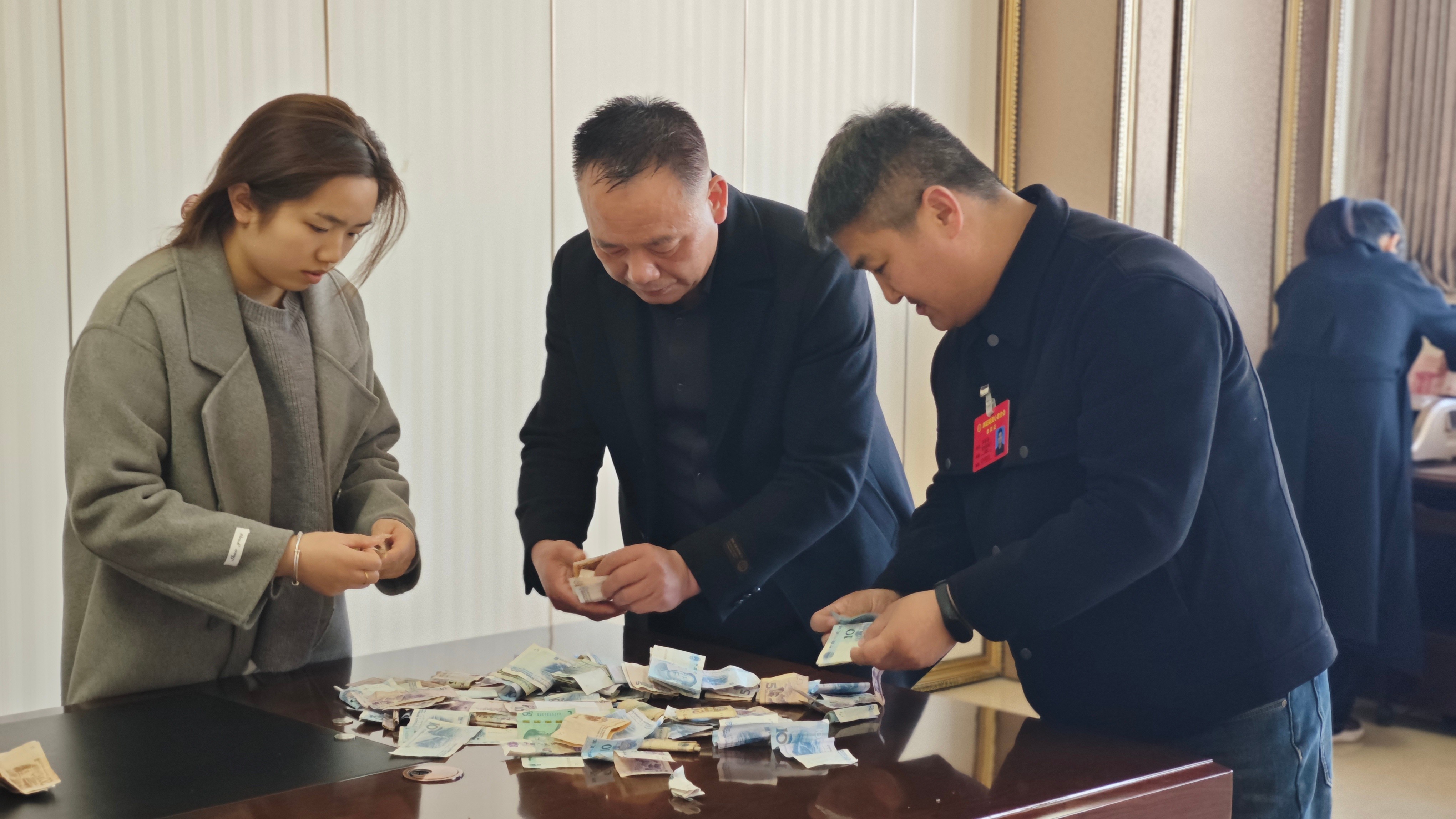9募捐款清点中(1).jpg