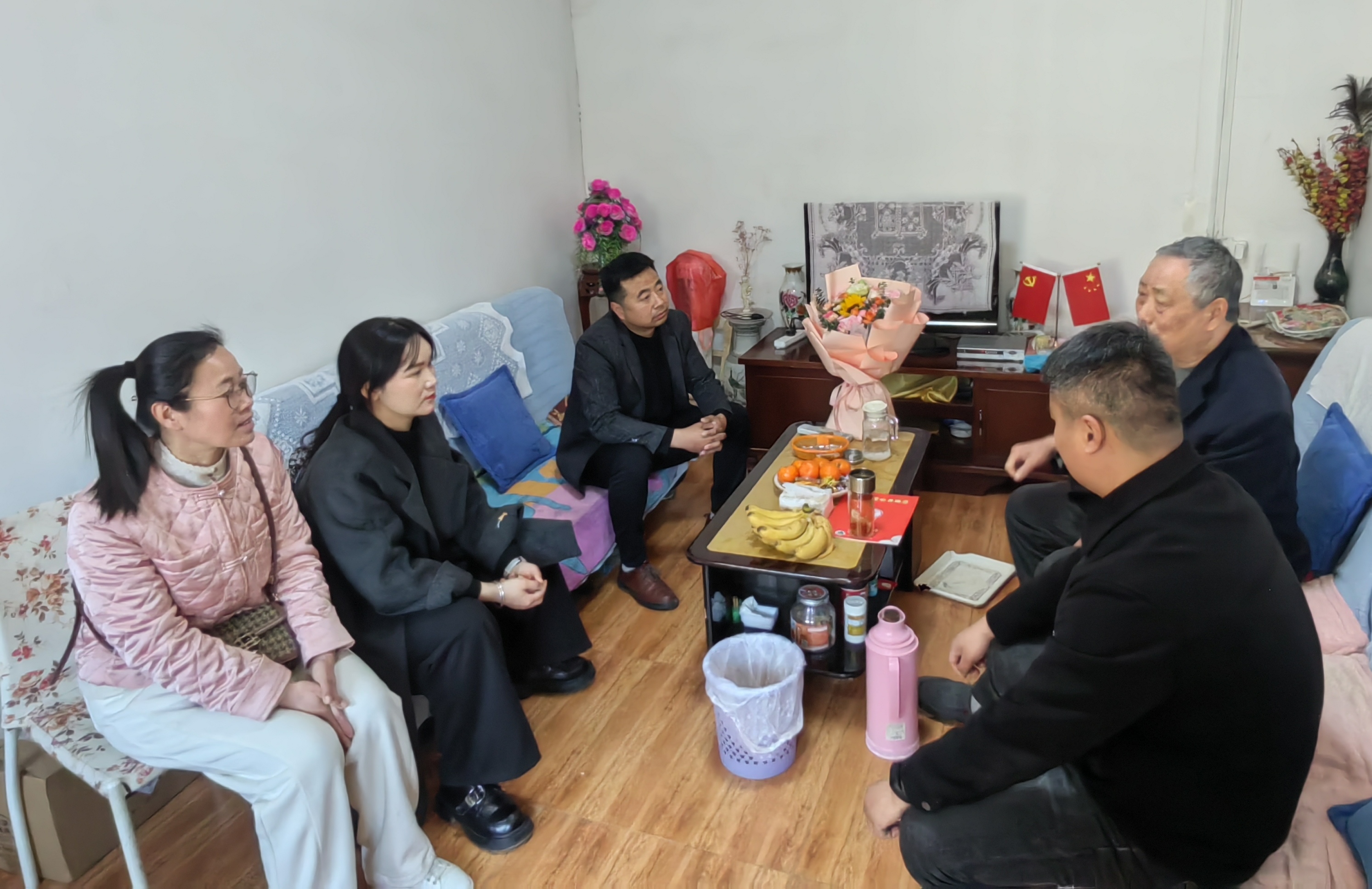 2大家围坐在一起亲切交流.jpg