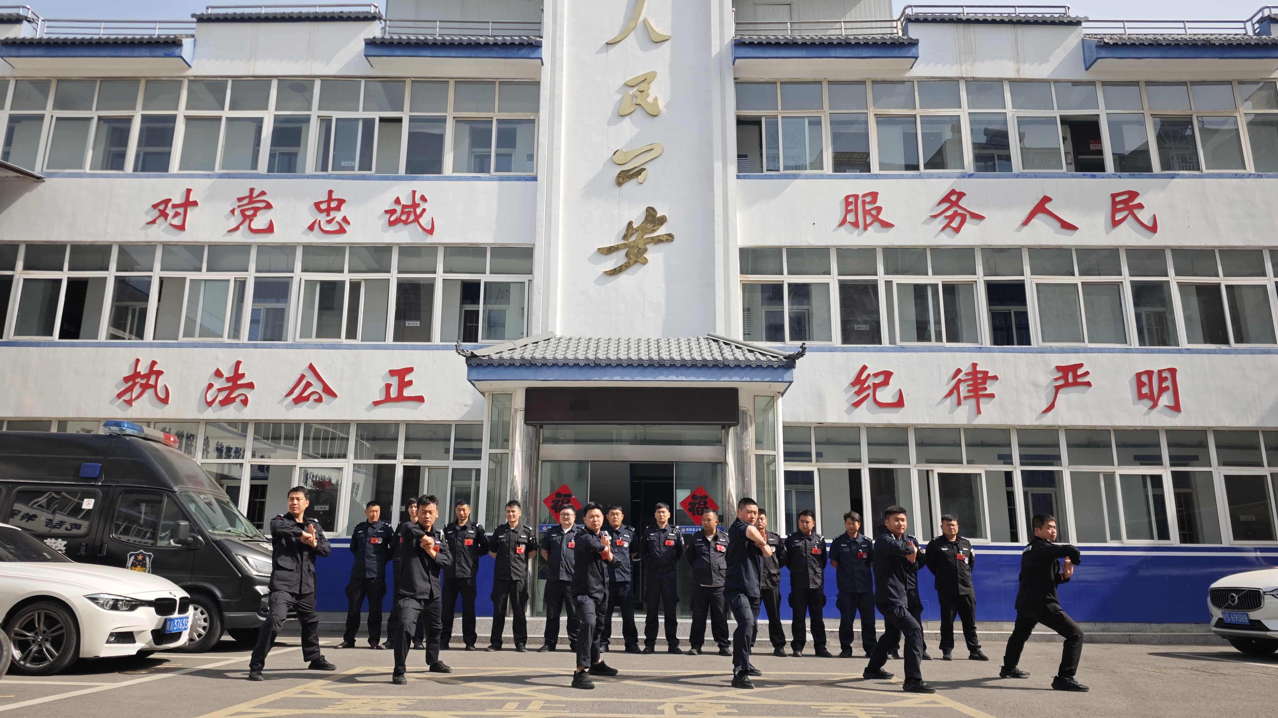 8警员们正在演练.jpeg