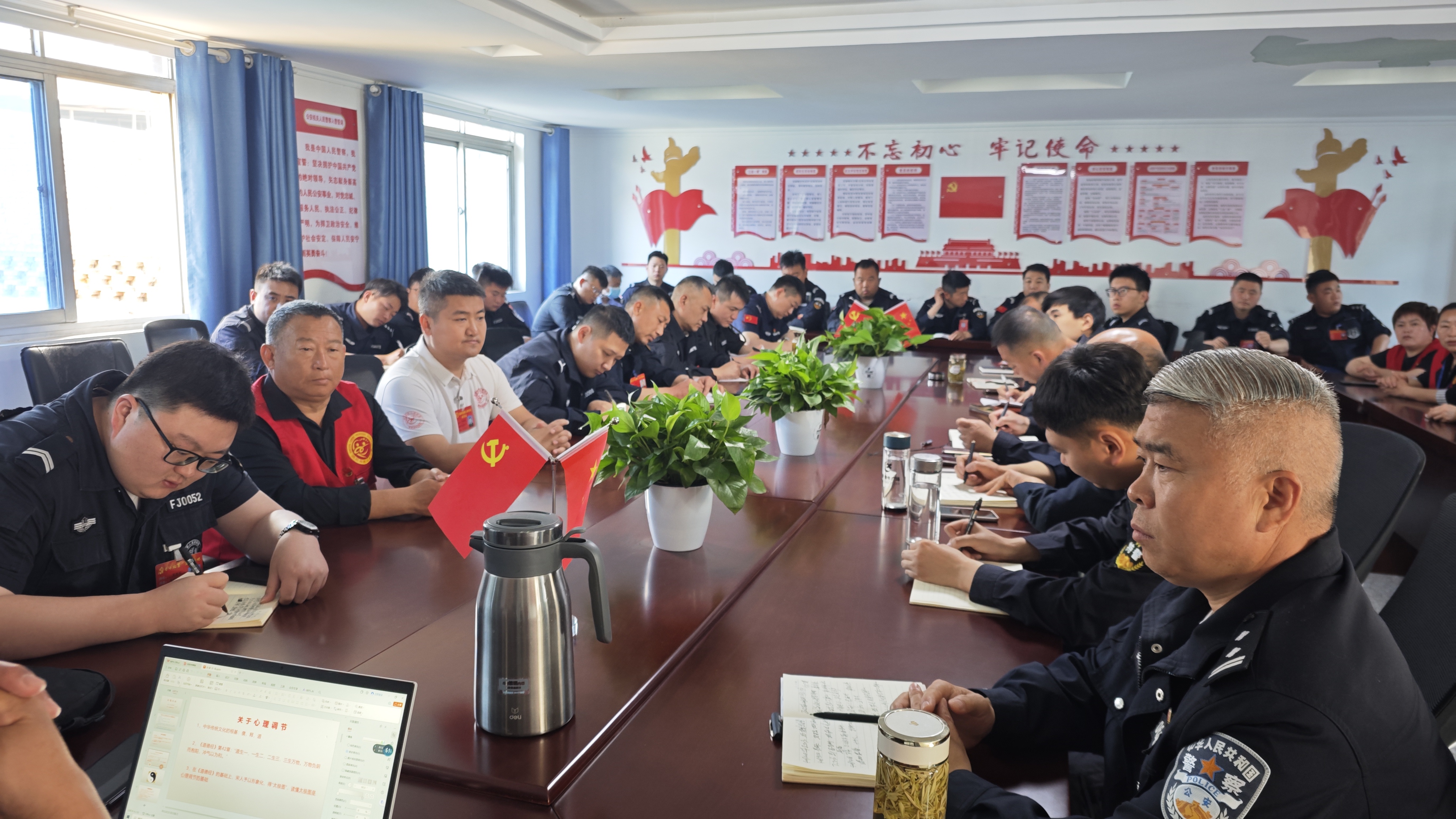 2志愿者与警员在认真听讲记笔记.jpeg