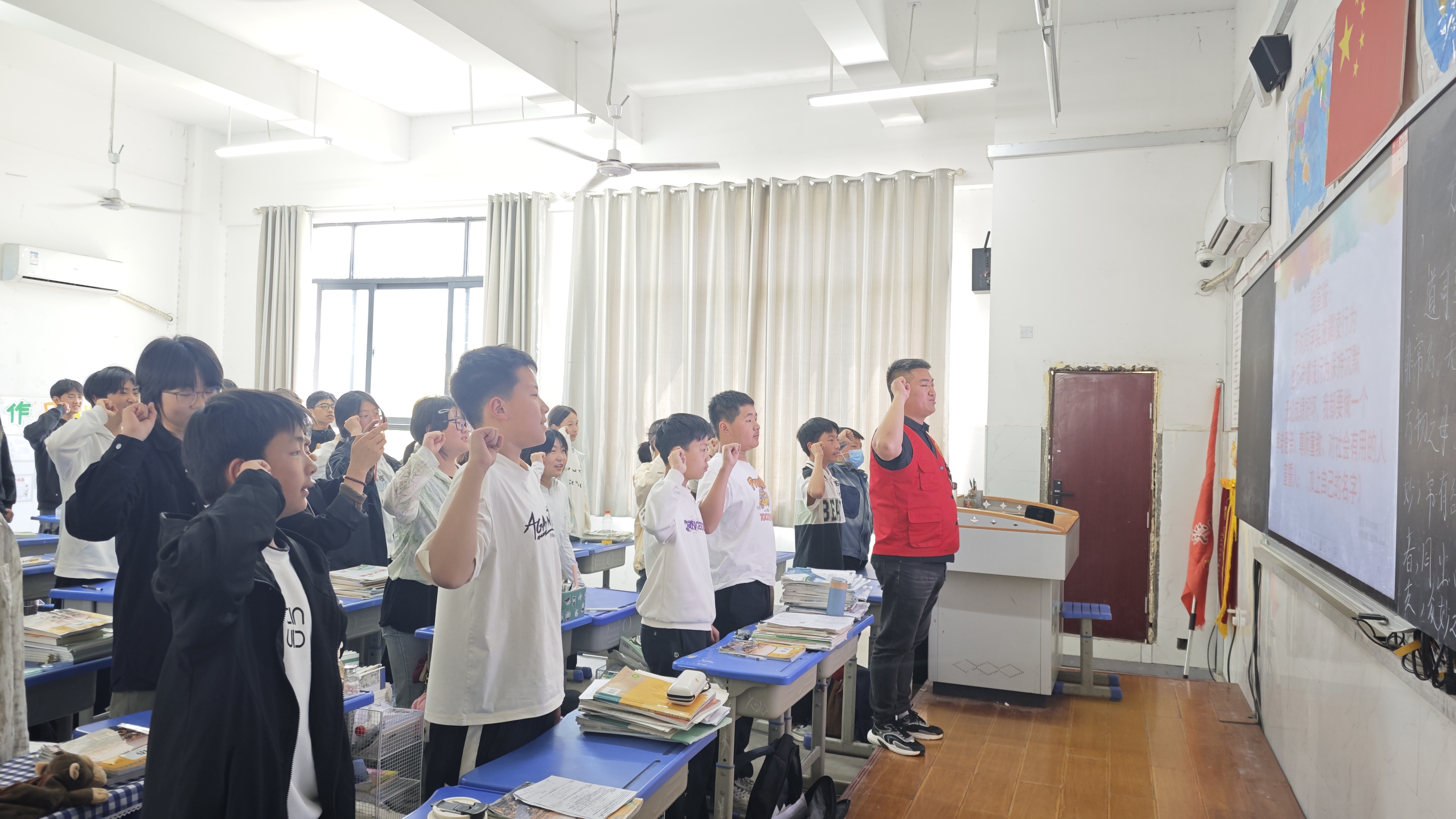 6尹冬冬带领同学们进行参与反欺凌宣誓.jpg