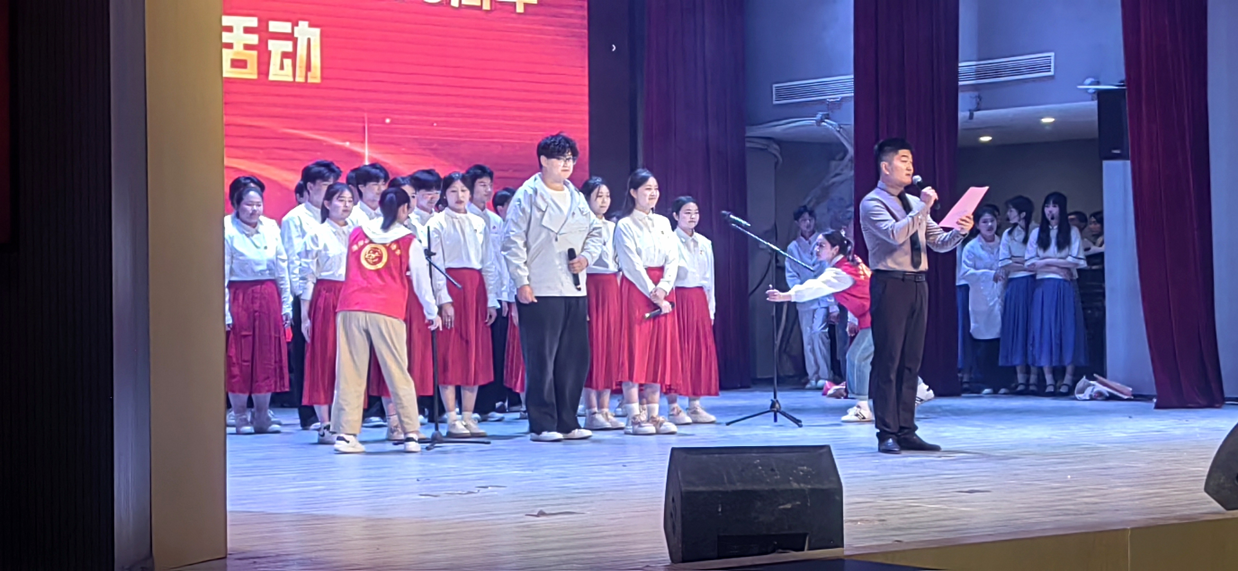 5帮忙撤离舞台话筒.jpg