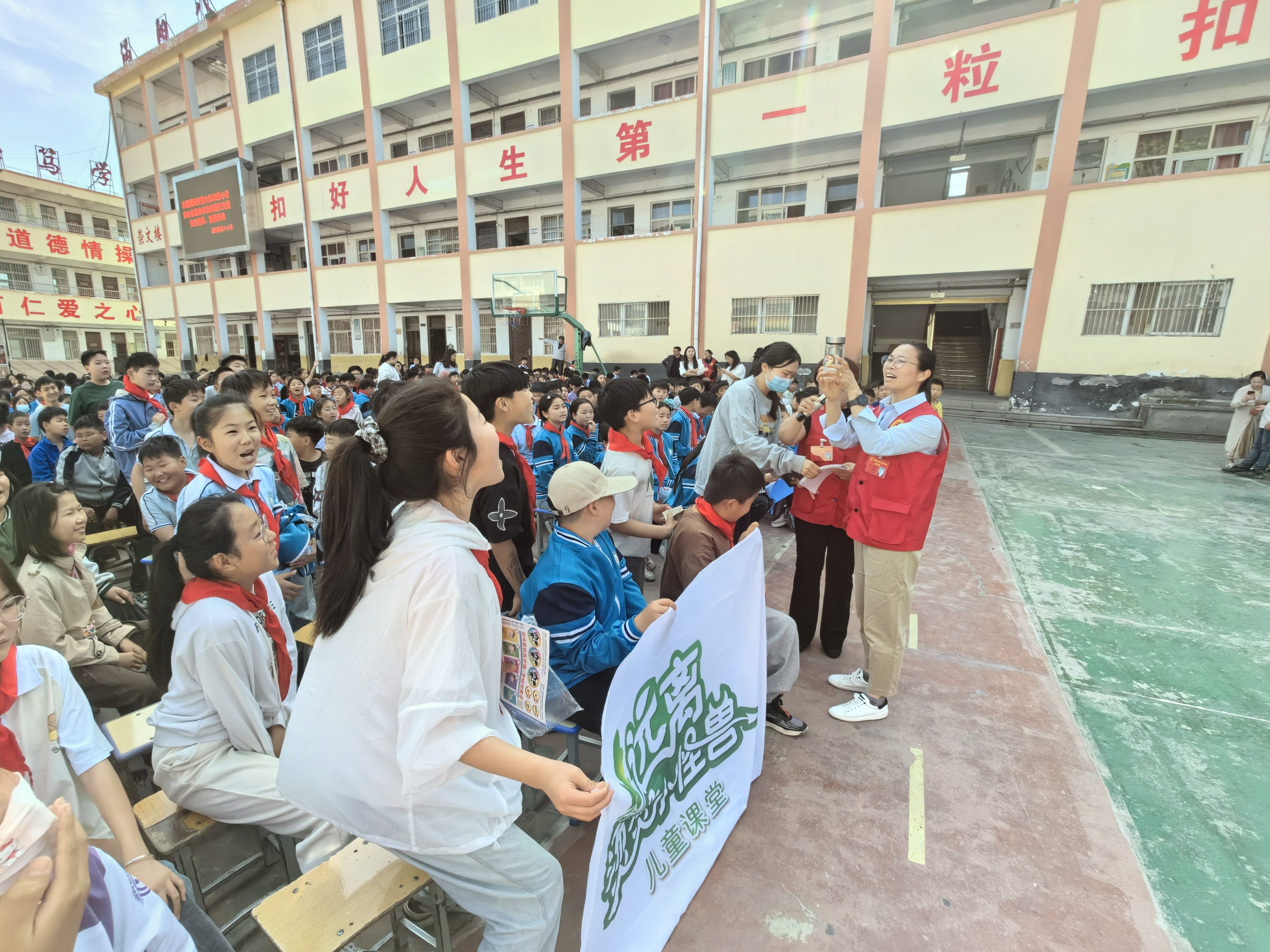 5给学生们展示感温贴.jpeg