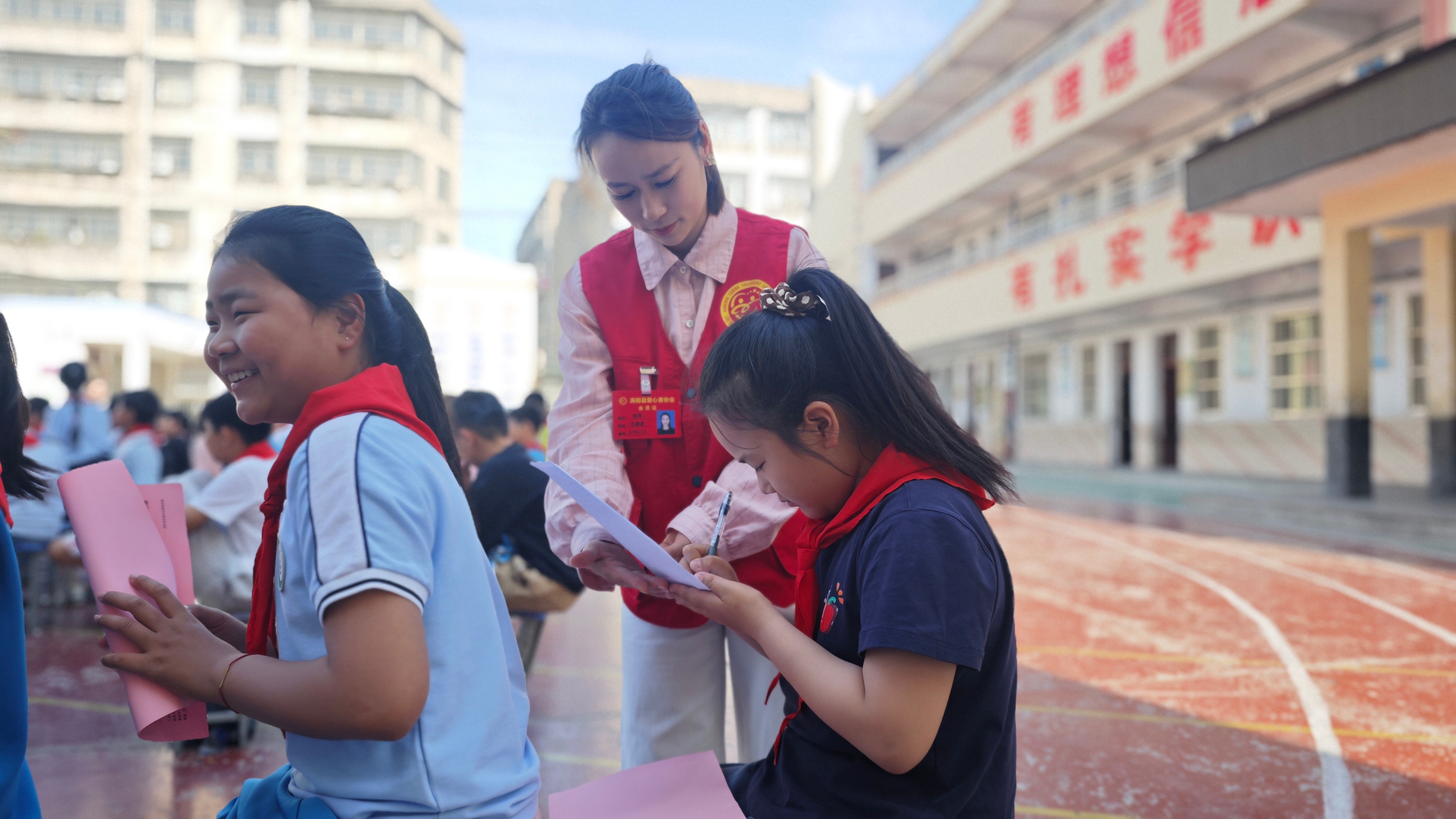 6同学们在签到(1).jpg