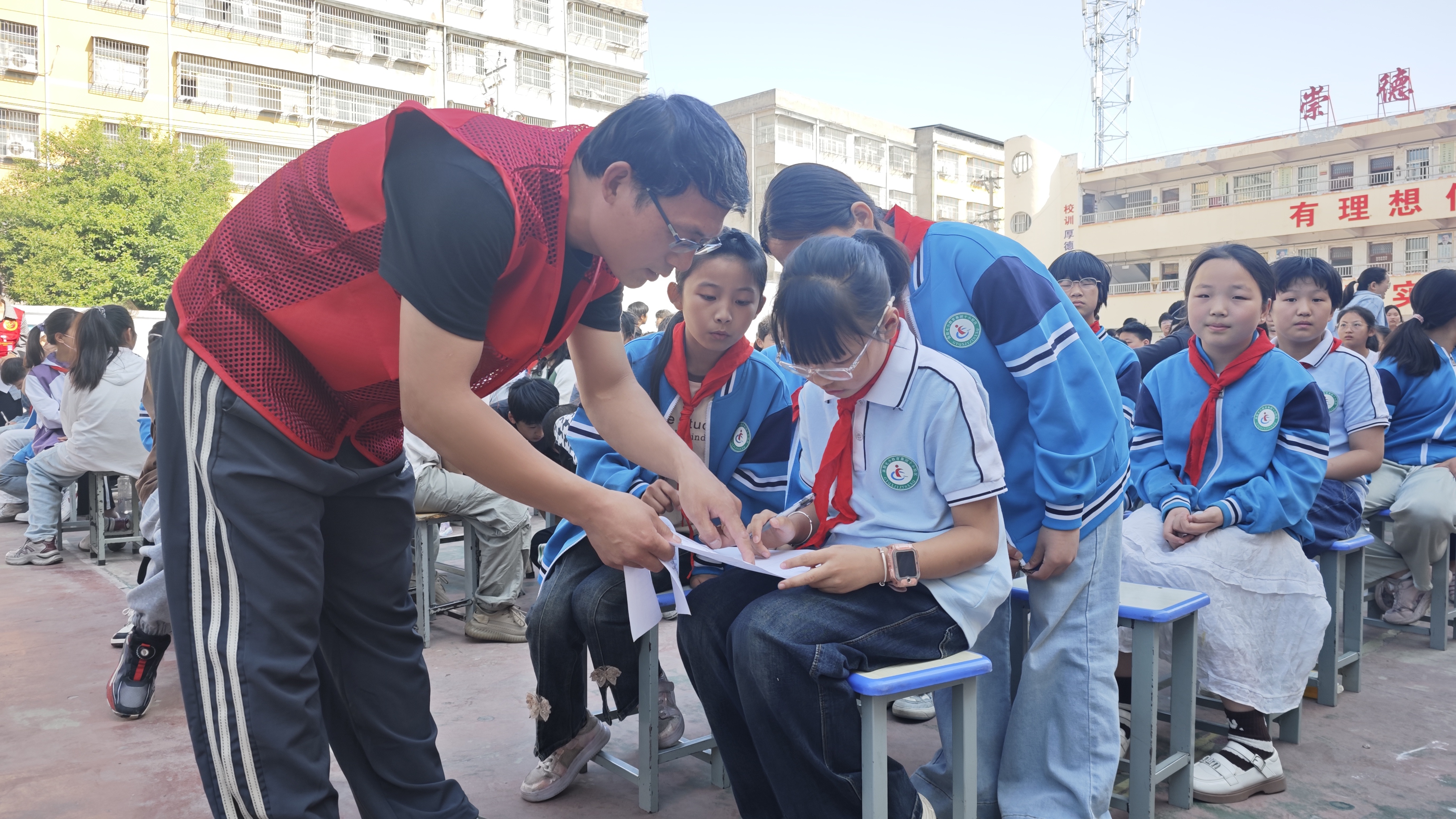 8志愿者给学生讲解中.jpeg