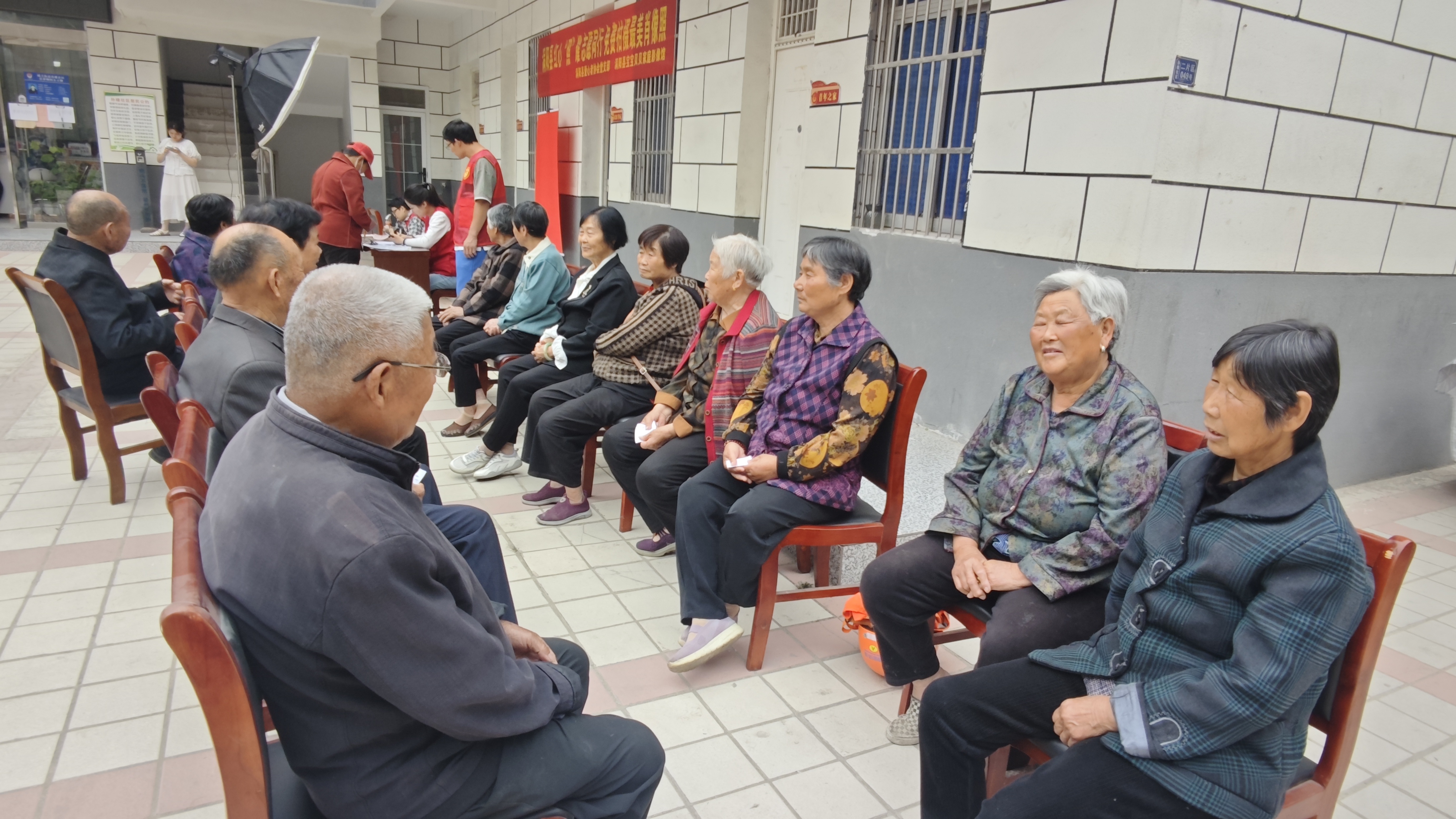 1等待拍照的老人们.jpg