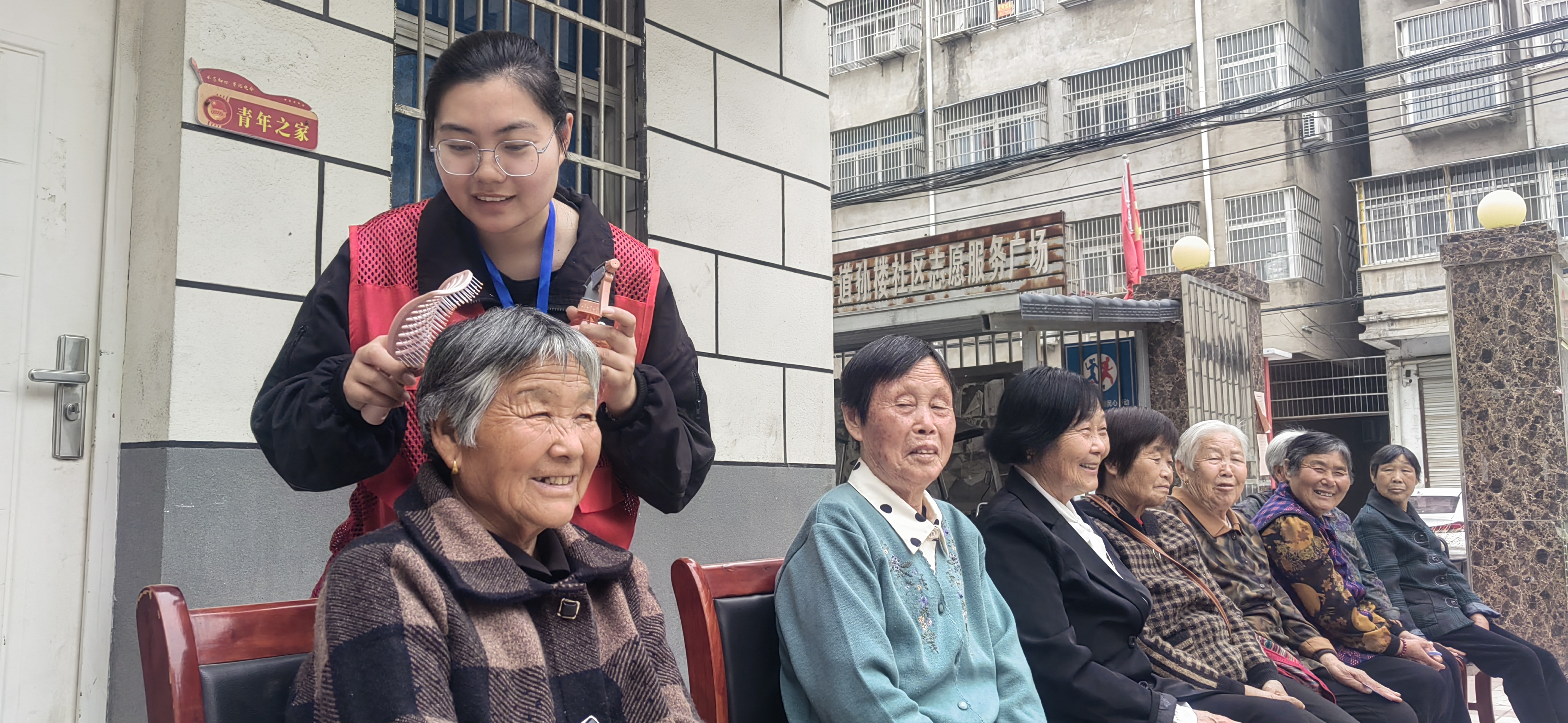 3志愿者为老人整理发型.jpeg