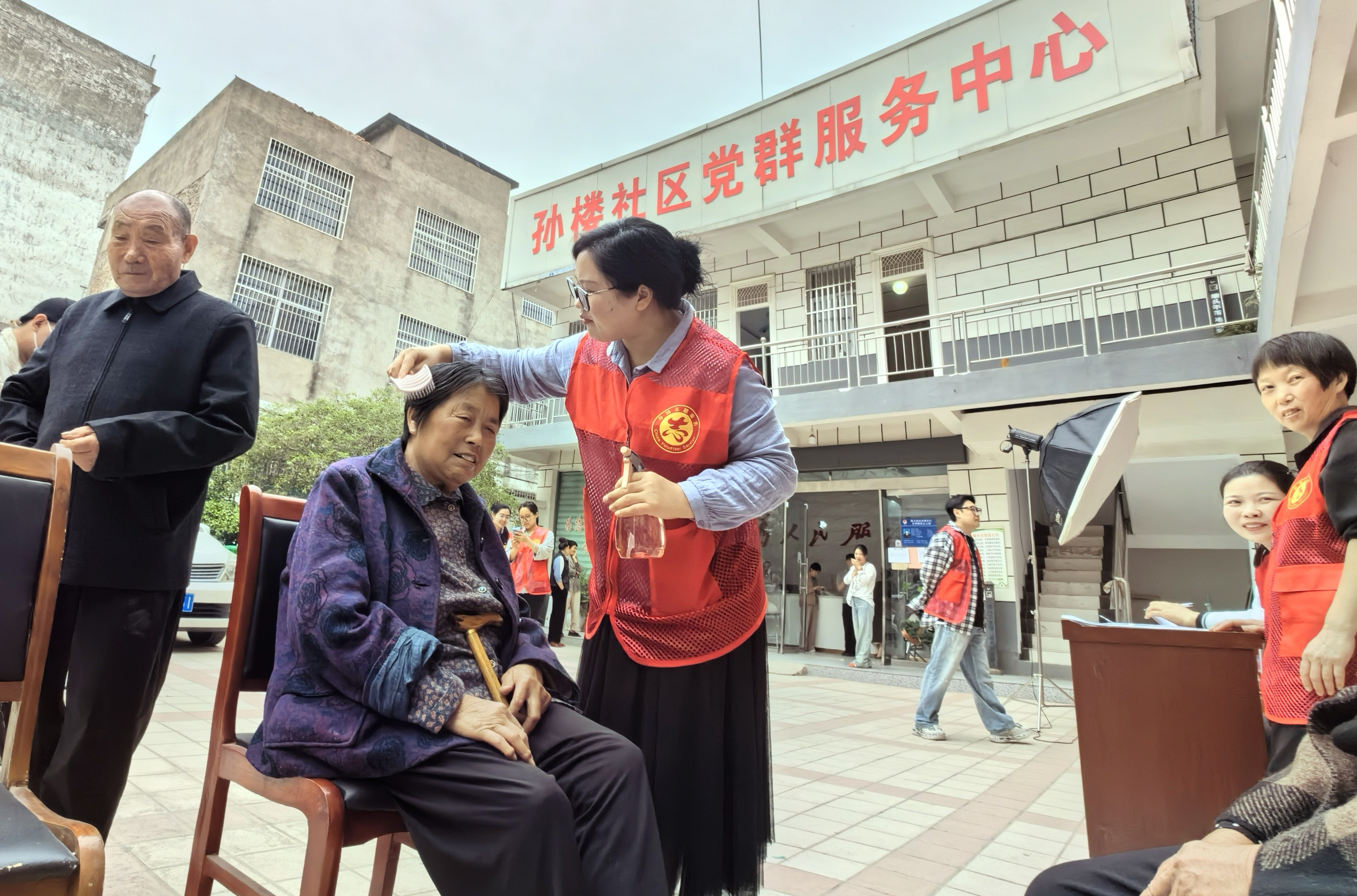 4志愿者在为老人梳头.jpg