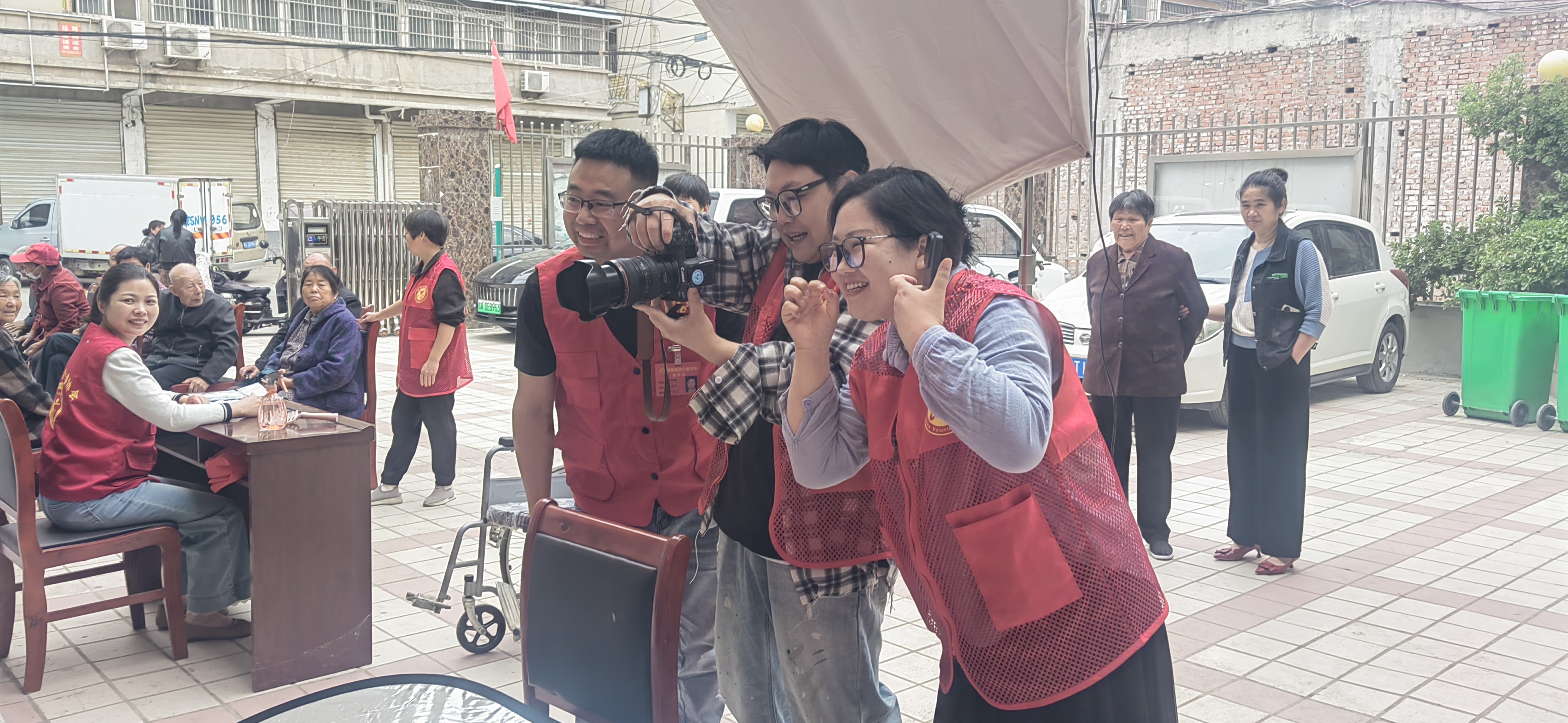 6志愿者化身暖心疏导员.jpeg