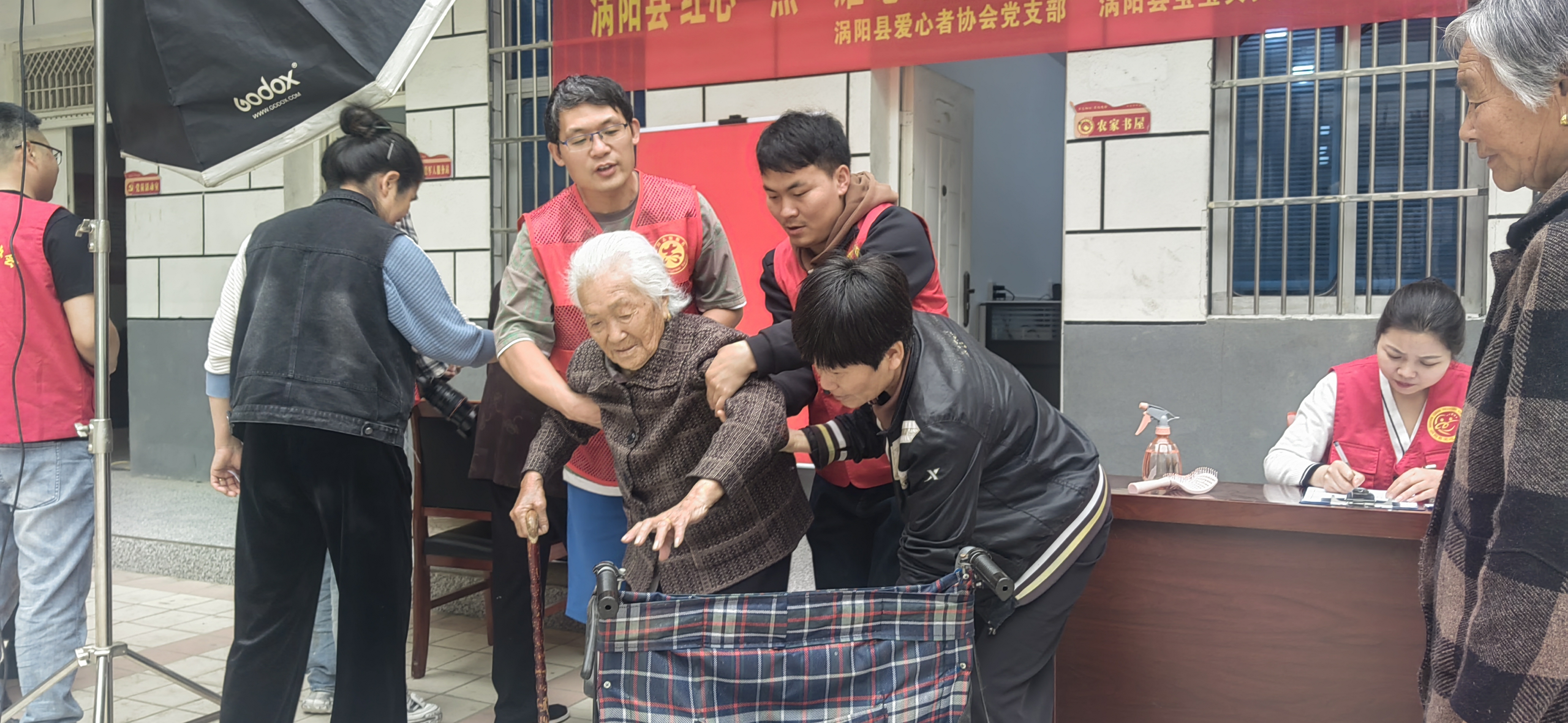 7志愿者小心翼翼搀扶老人.jpeg