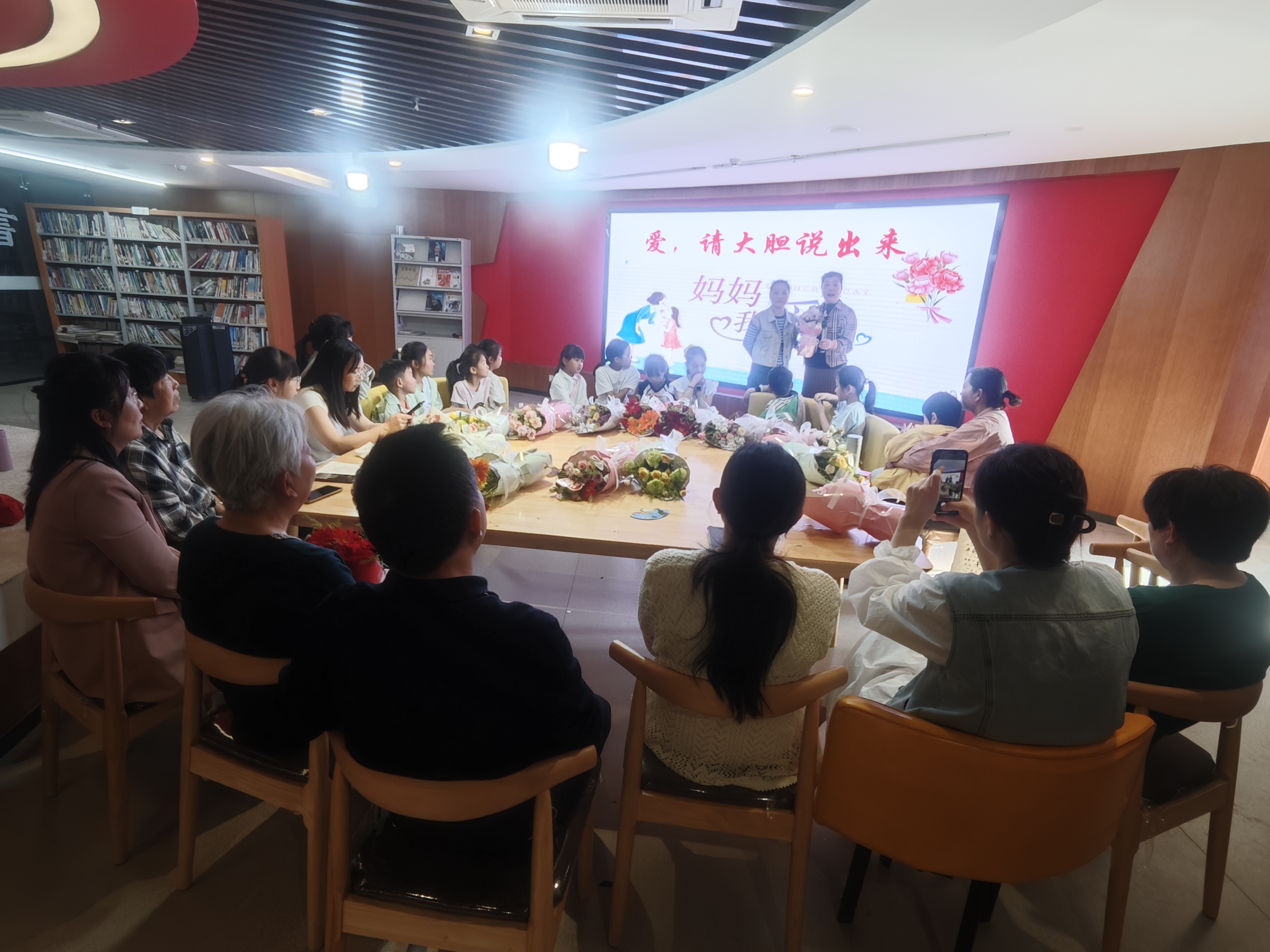 母女俩分享生活小故事.jpg