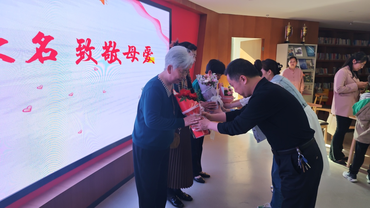 为年长的母亲献花.jpg